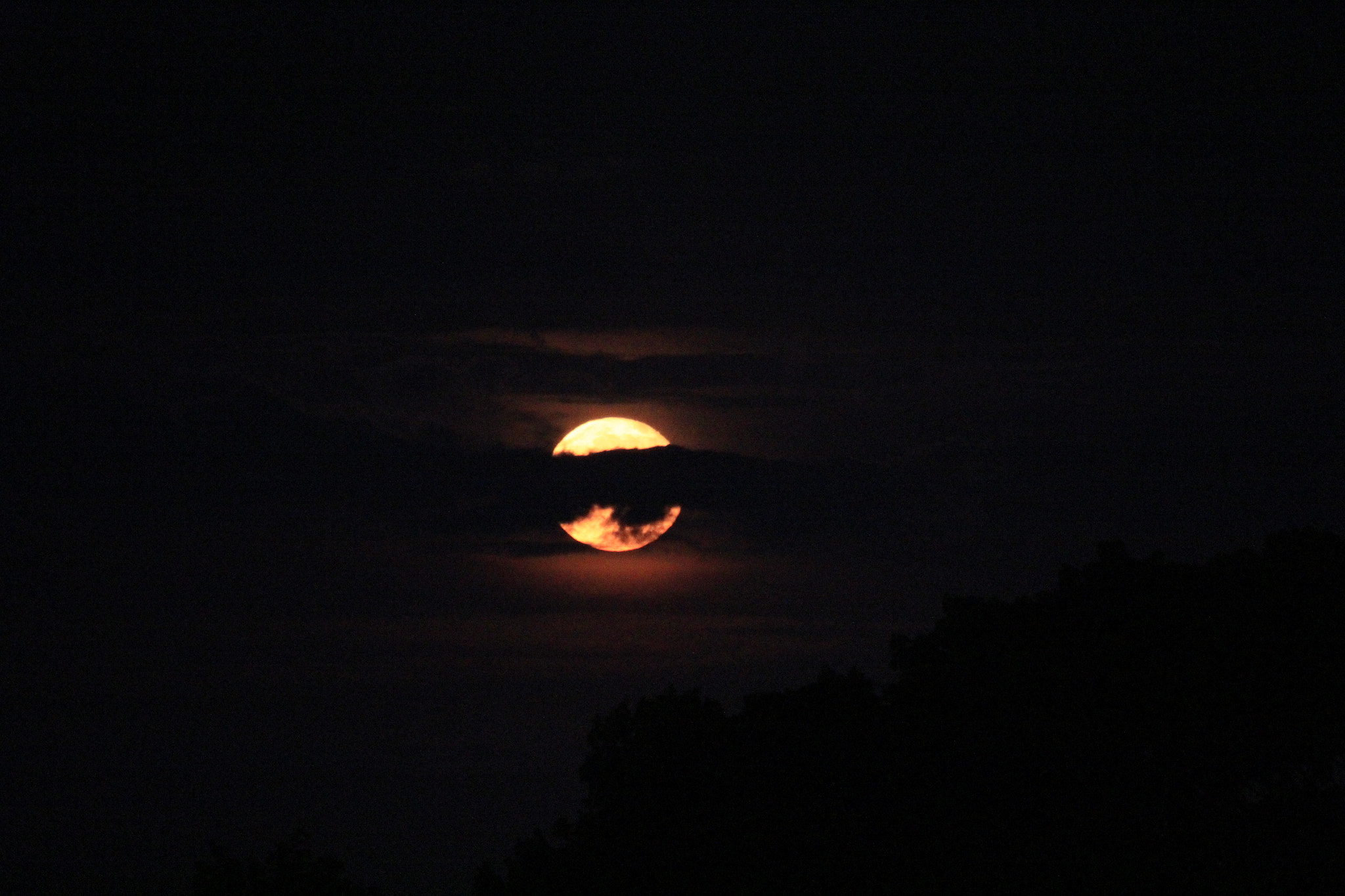 Tamron SP 35mm F1.8 Di VC USD sample photo. Burning moon photography