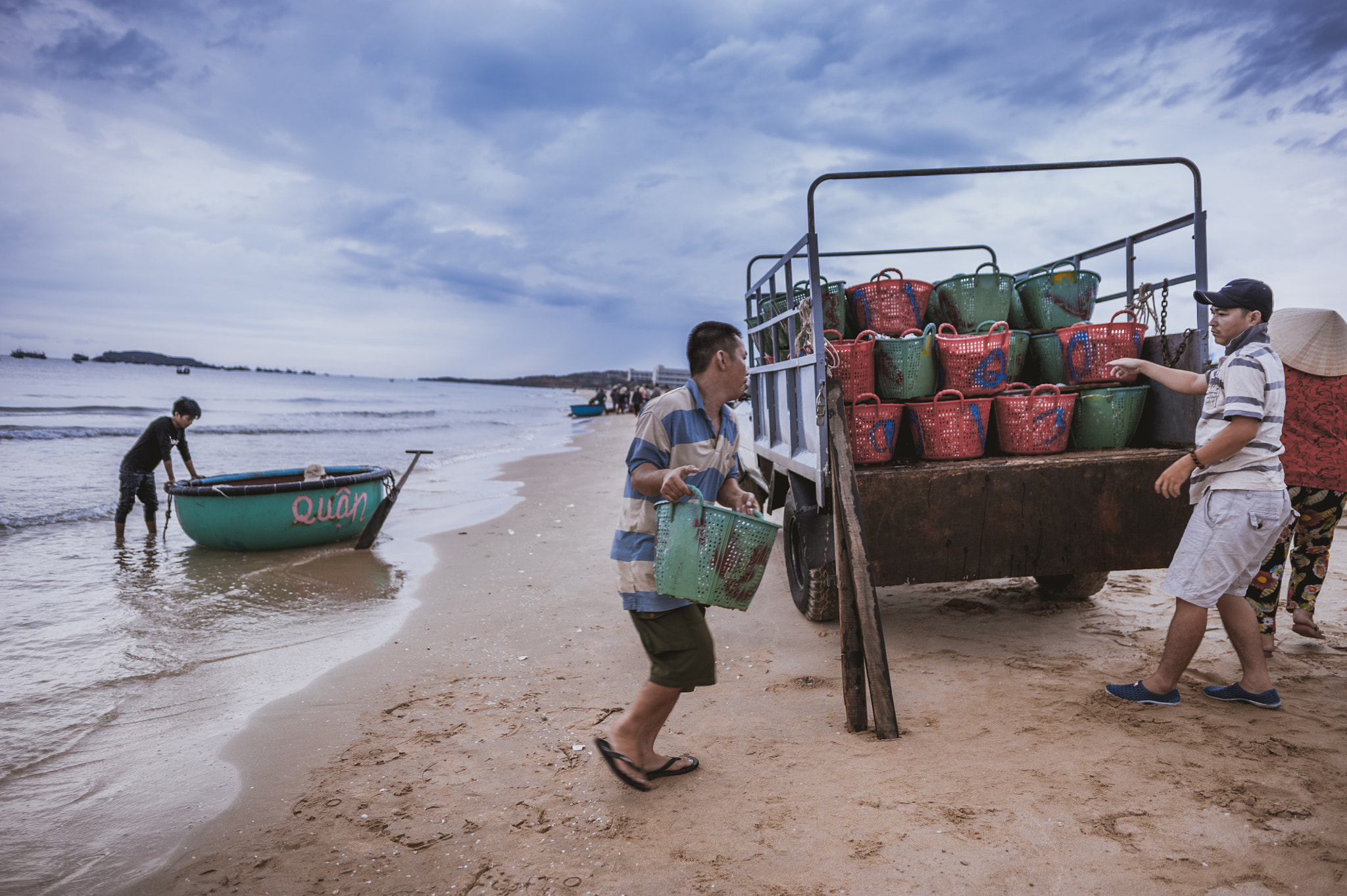 Nikon D700 + Nikon AF-S Nikkor 24mm F1.8G ED sample photo. Chở cá photography