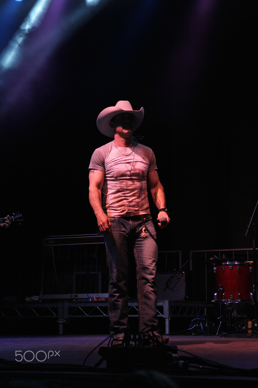 Canon EOS 550D (EOS Rebel T2i / EOS Kiss X4) sample photo. Big guy on stage photography