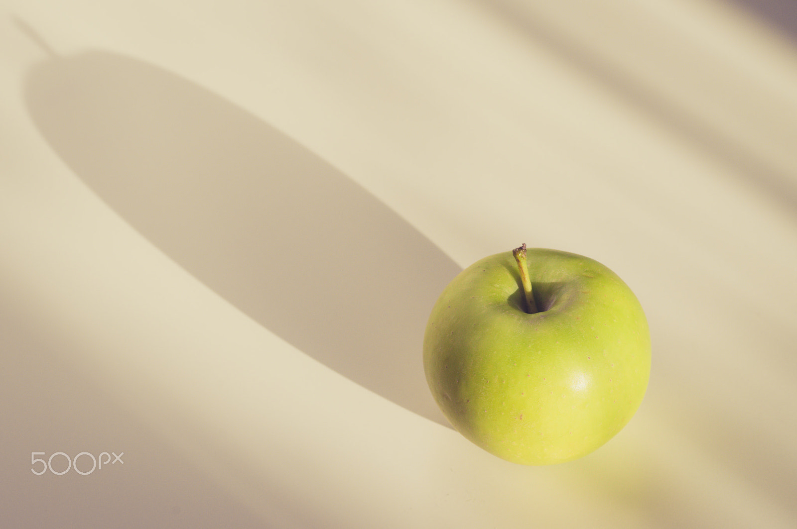 Pentax K-r + Tamron SP AF 90mm F2.8 Di Macro sample photo. Apple with shadow photography