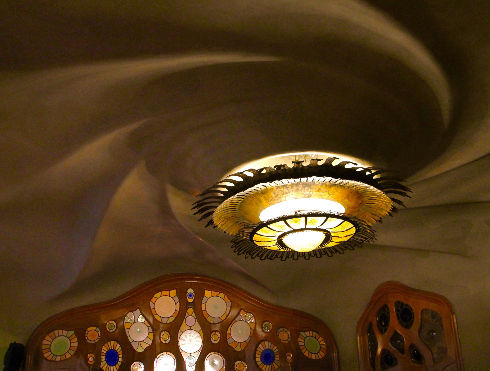 Canon EOS 1100D (EOS Rebel T3 / EOS Kiss X50) + Canon 10-24mm sample photo. Roof at casa batlló by gaudì with impressive sea-like turmoil lamp photography