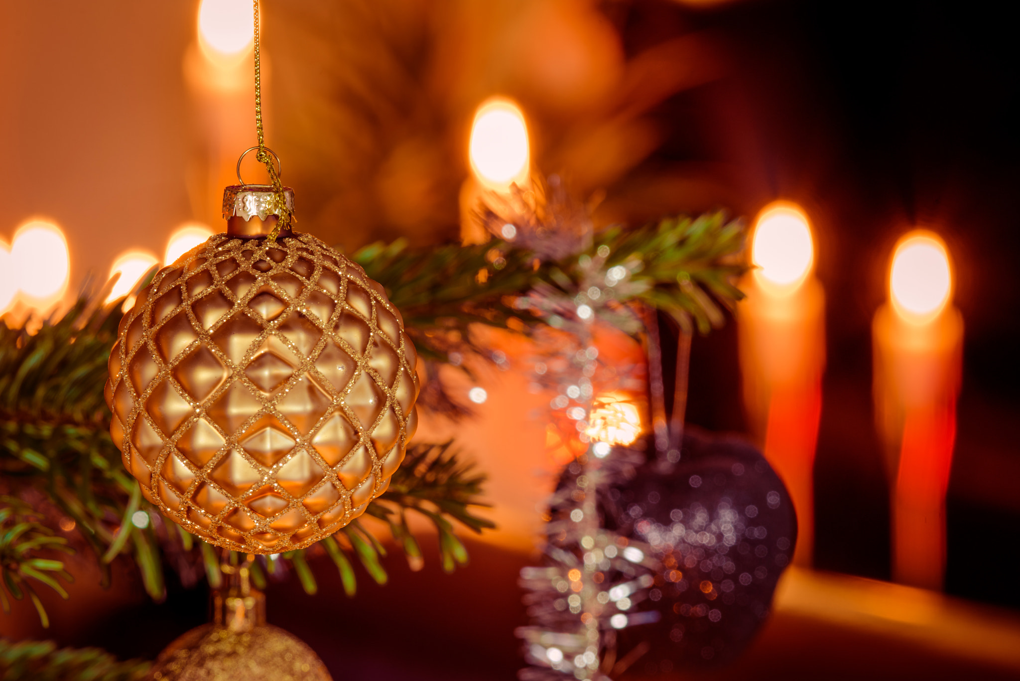 Sony a7R + Sony 70-400mm F4-5.6 G SSM II sample photo. Golden xmas ball and christmas lights photography