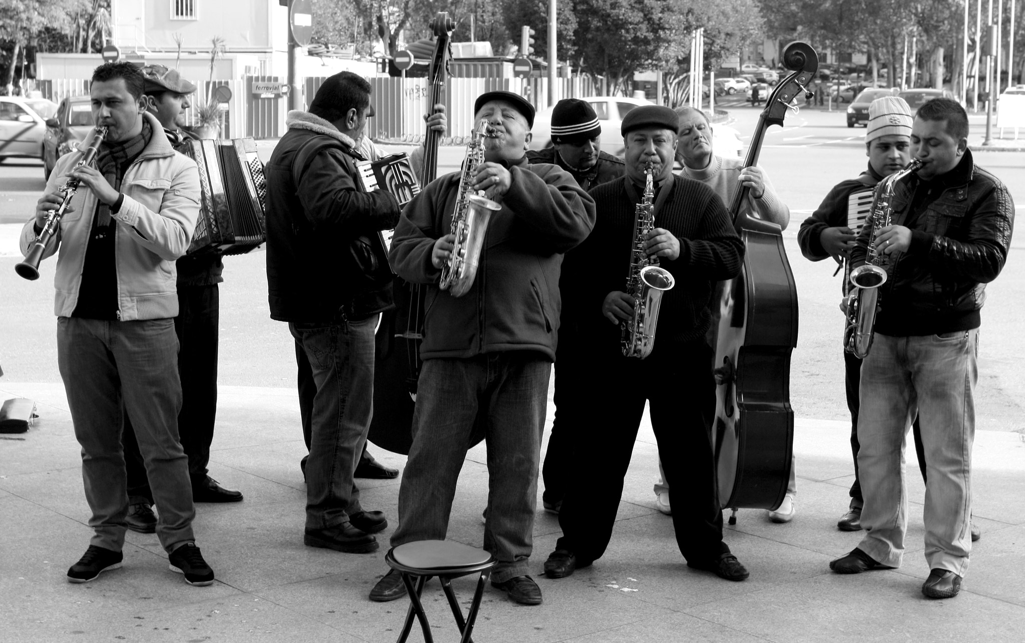 Canon EOS 450D (EOS Rebel XSi / EOS Kiss X2) + Canon EF 17-40mm F4L USM sample photo. Street musicians, madrid photography