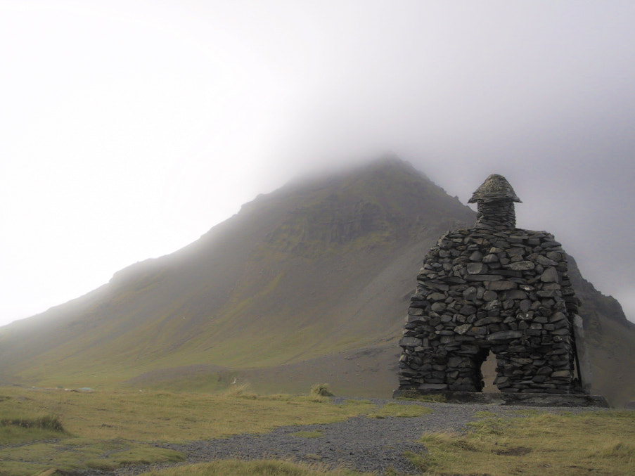 Canon POWERSHOT S20 sample photo. Stone house, iceland photography