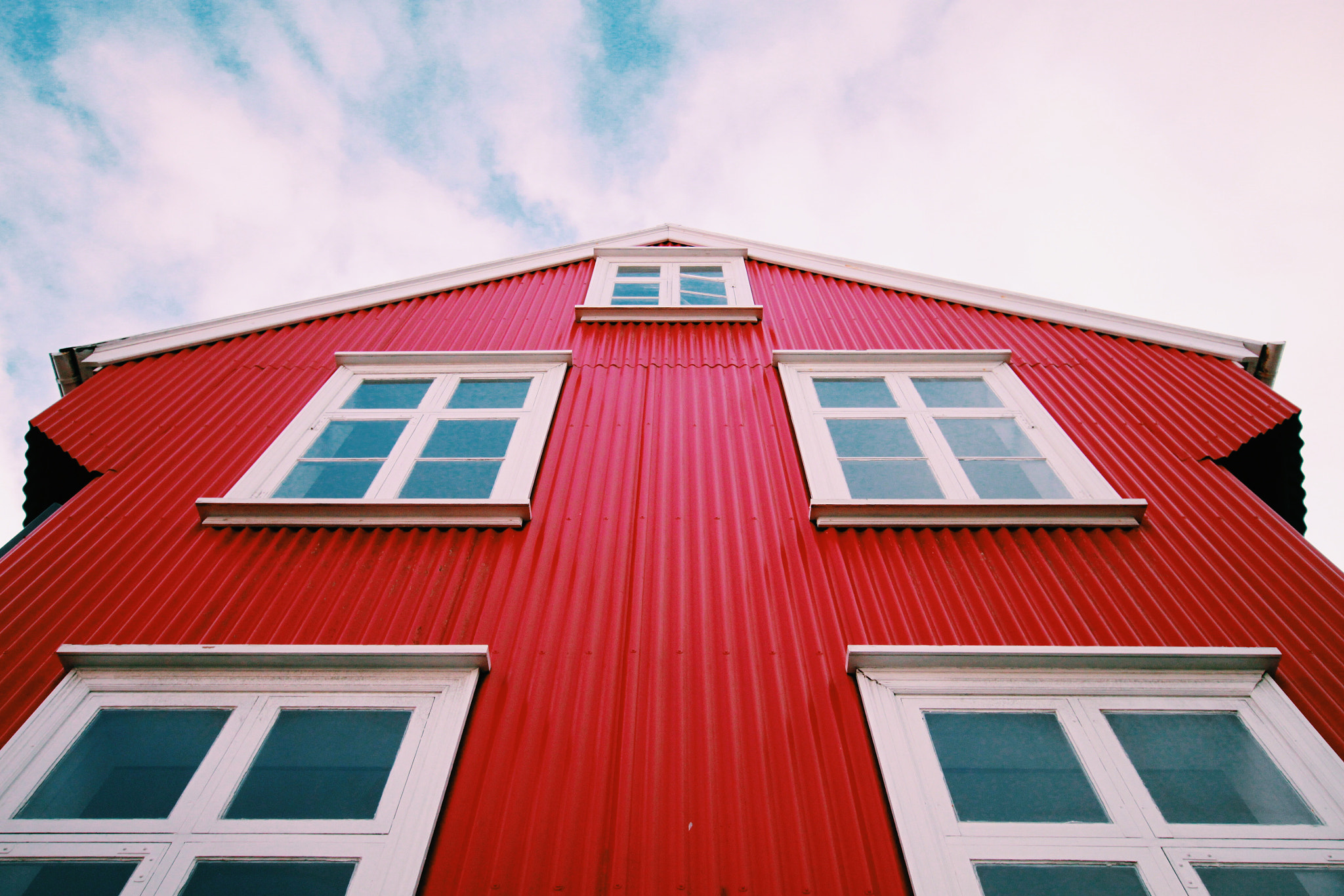 Sigma 10-20mm F3.5 EX DC HSM sample photo. Reykjavik in red photography