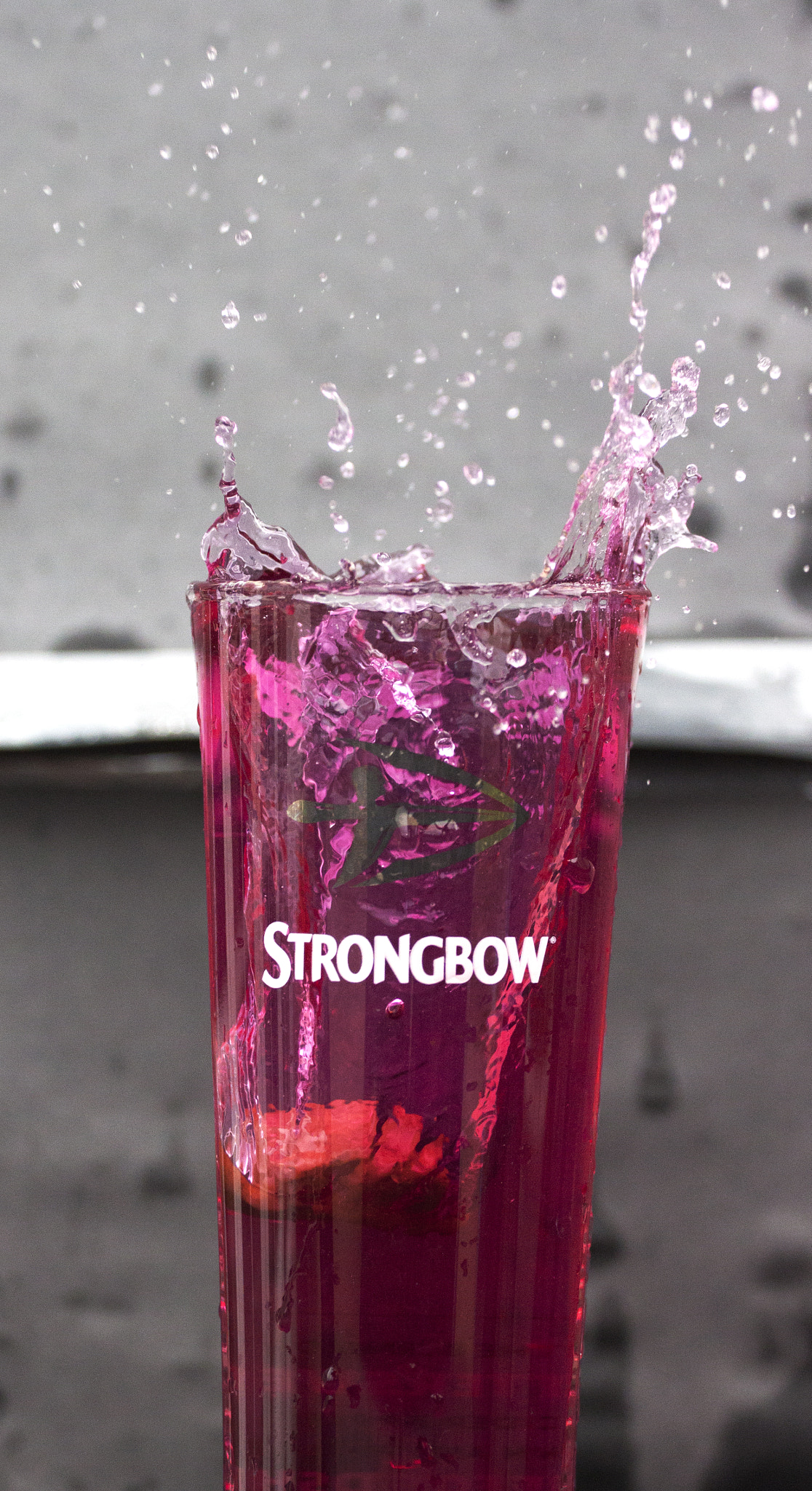 Canon EOS 500D (EOS Rebel T1i / EOS Kiss X3) + Canon EF 70-200mm F4L USM sample photo. Strongbow water splash photography