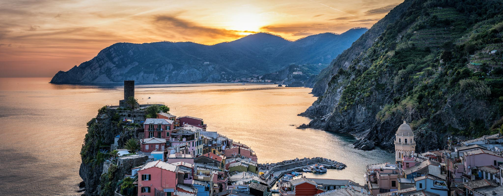Sony a6300 + Sony Sonnar T* FE 55mm F1.8 ZA sample photo. Vernazza panorama at sunset photography