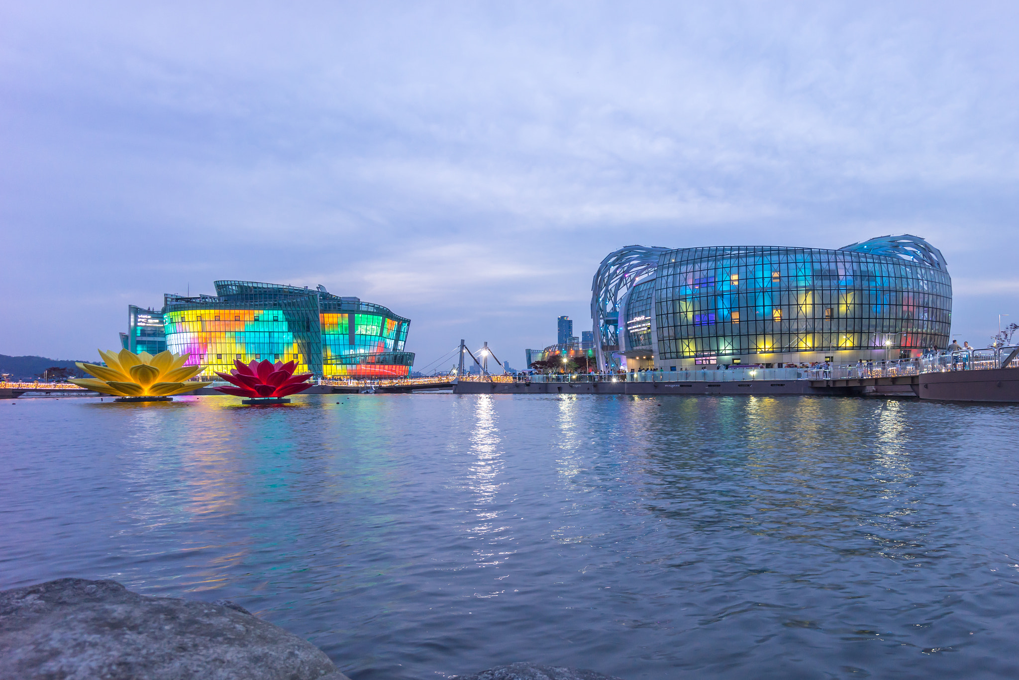 Sony a7R + Sony E 10-18mm F4 OSS sample photo. Colourful and beautiful seoul floating island at dusk photography