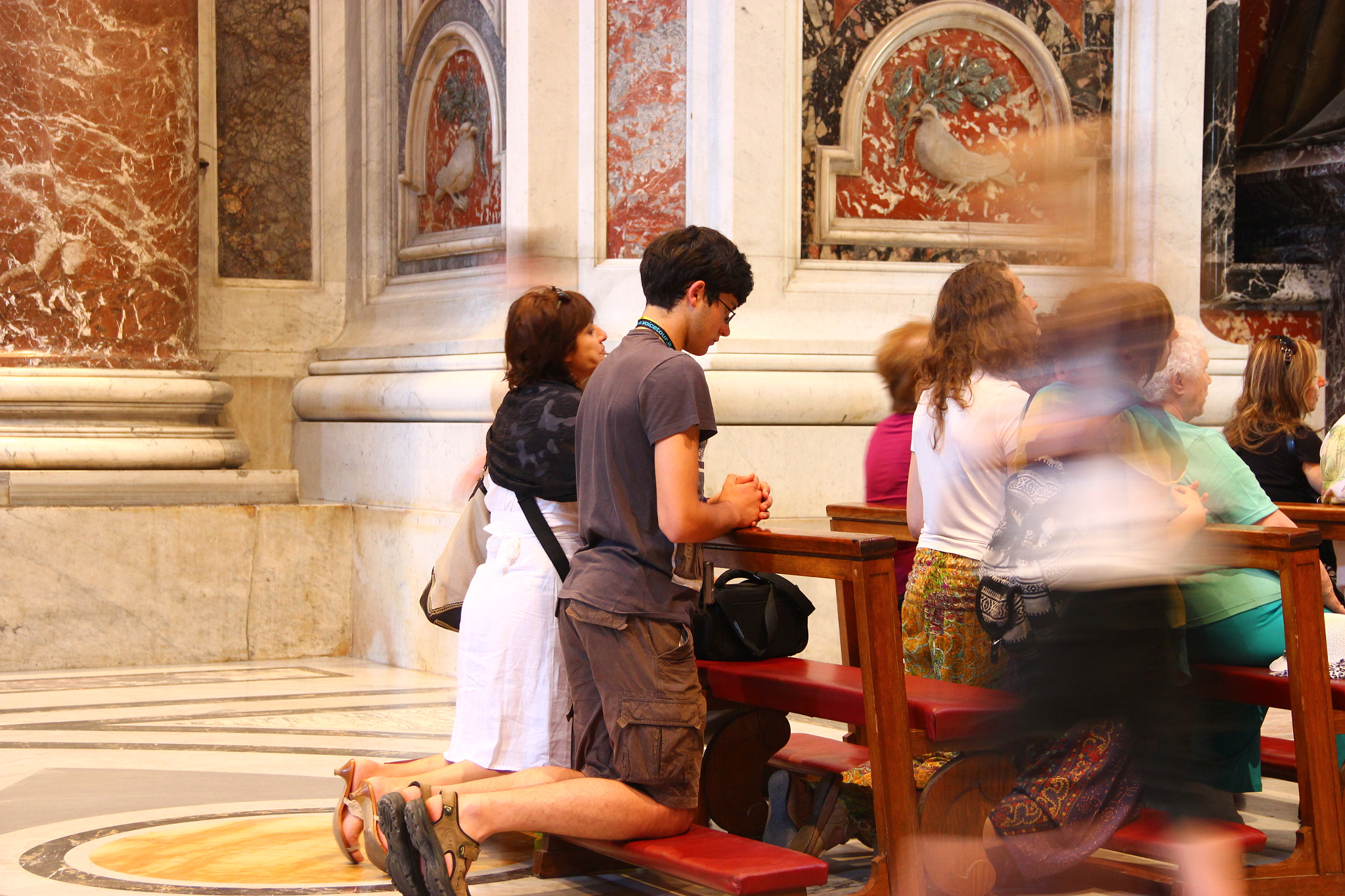 Canon EOS 550D (EOS Rebel T2i / EOS Kiss X4) + Canon EF 50mm f/1.8 sample photo. Basilica di san pietro in vaticano photography