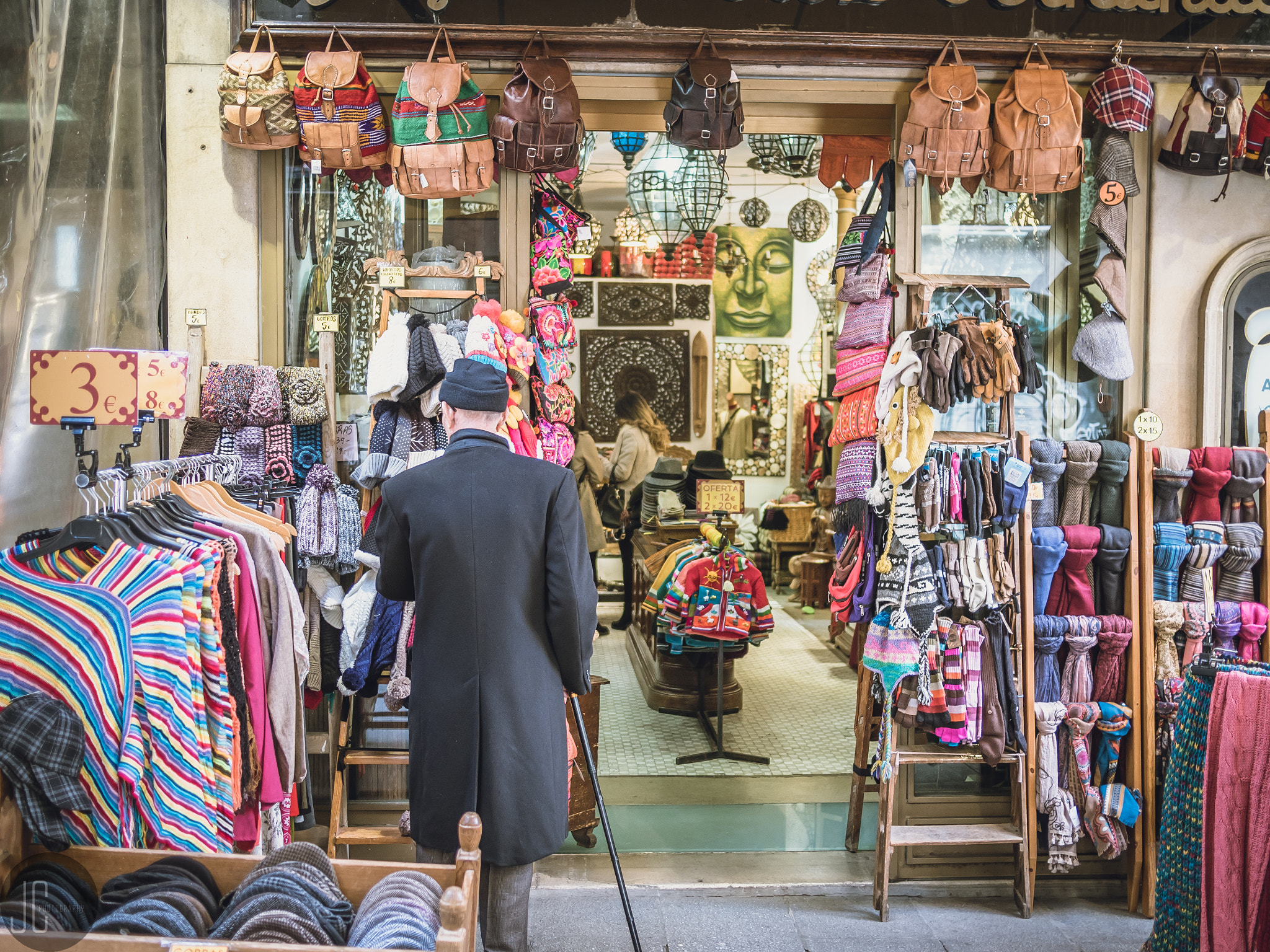 Olympus OM-D E-M5 II + Panasonic Lumix G 20mm F1.7 ASPH sample photo. Colourful shopfront photography