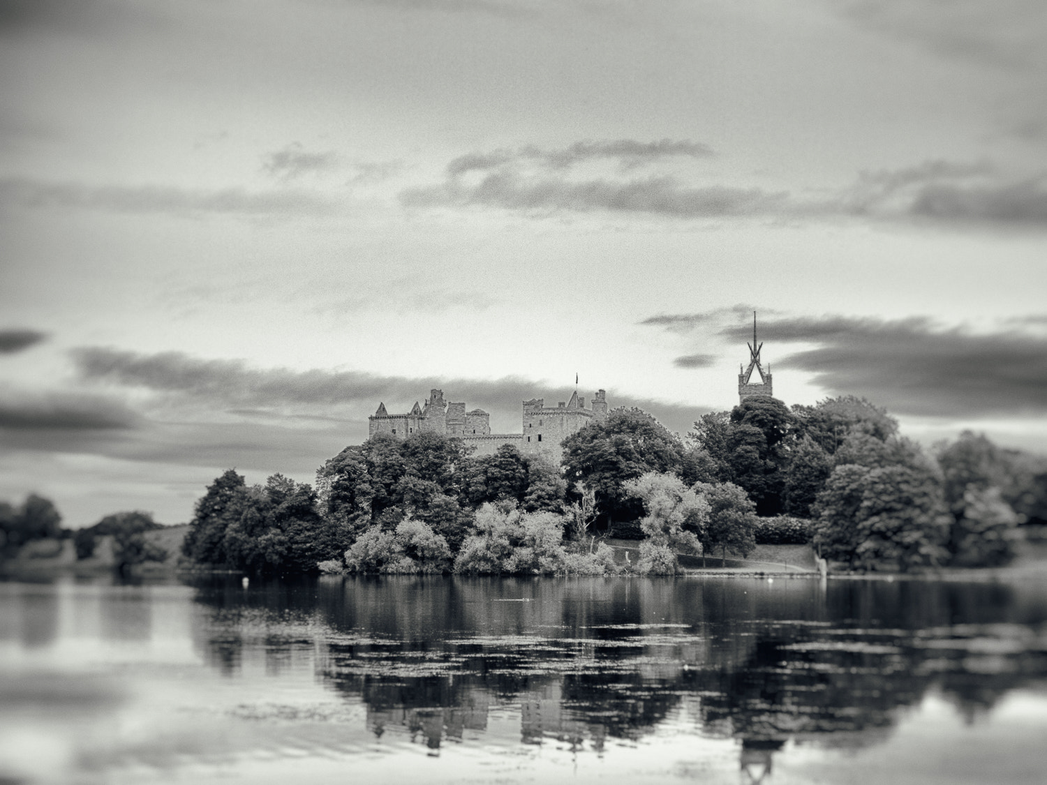 Canon EOS 60D + Canon EF 28mm F2.8 sample photo. Linlithgow castle photography