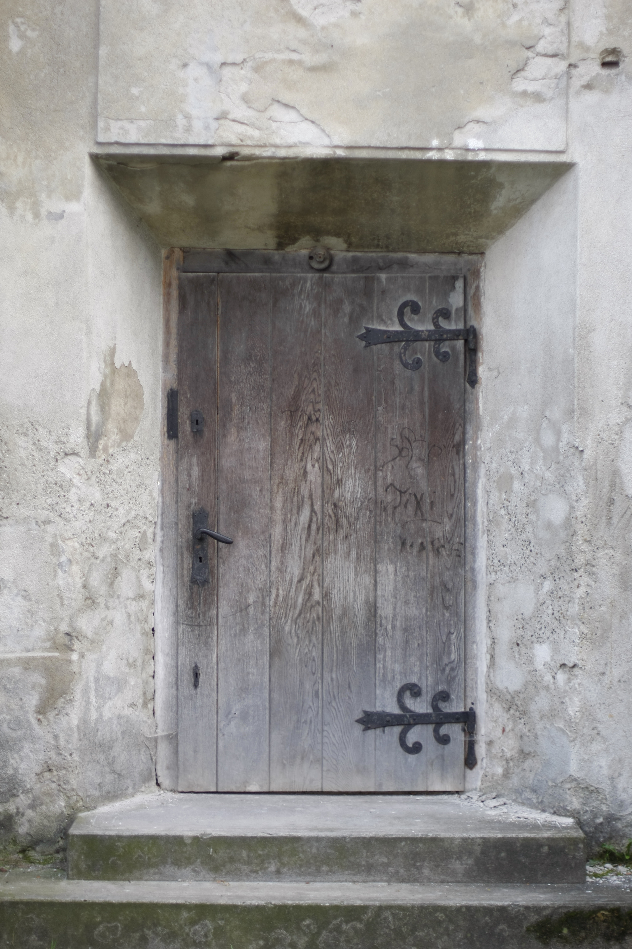 Canon EOS 40D + Canon EF 50mm F1.4 USM sample photo. An old door photography