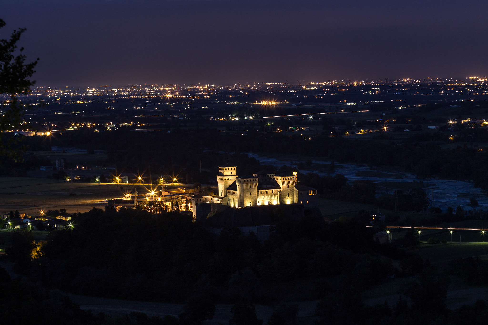 Canon EF 75-300mm F4.0-5.6 IS USM sample photo. Torrechiara by night photography