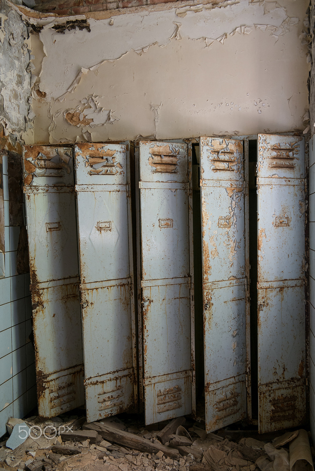Samsung NX 18-200mm F3.5-6.3 ED OIS sample photo. The locker room photography
