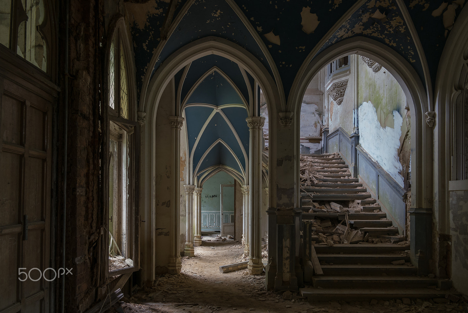 Samsung NX 18-200mm F3.5-6.3 ED OIS sample photo. The entrance hall photography