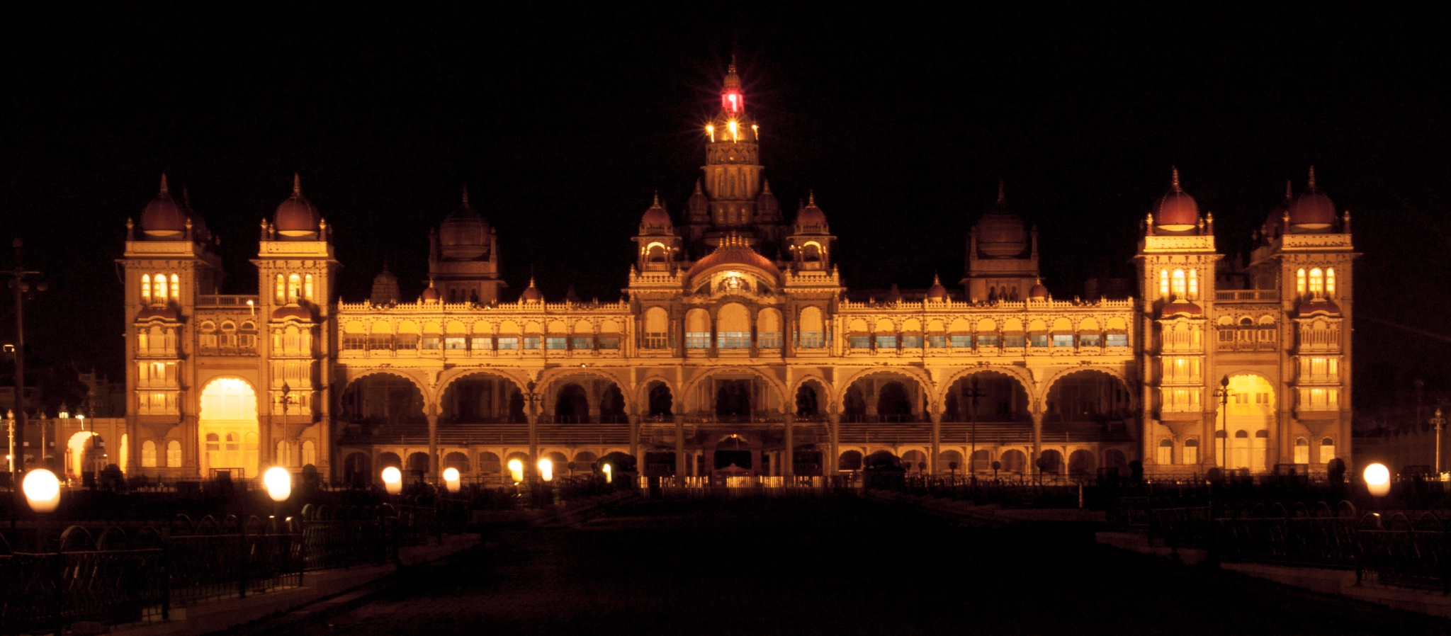 Canon EOS 500D (EOS Rebel T1i / EOS Kiss X3) + Canon EF-S 18-135mm F3.5-5.6 IS STM sample photo. Mysore palace night view photography