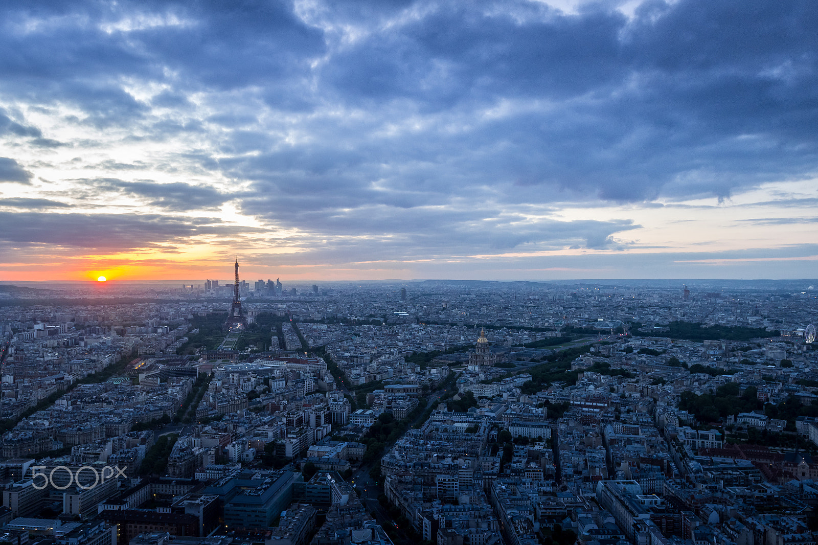 Canon EOS 600D (Rebel EOS T3i / EOS Kiss X5) + Canon EF 16-35mm F4L IS USM sample photo. Sunset over paris photography