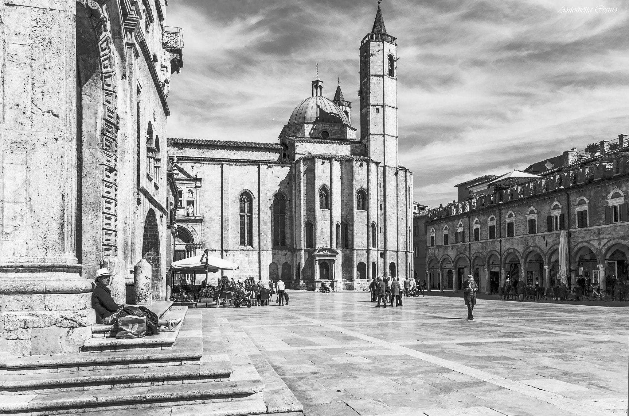 Canon EF-S 10-18mm F4.5–5.6 IS STM sample photo. Osservando la piazza photography