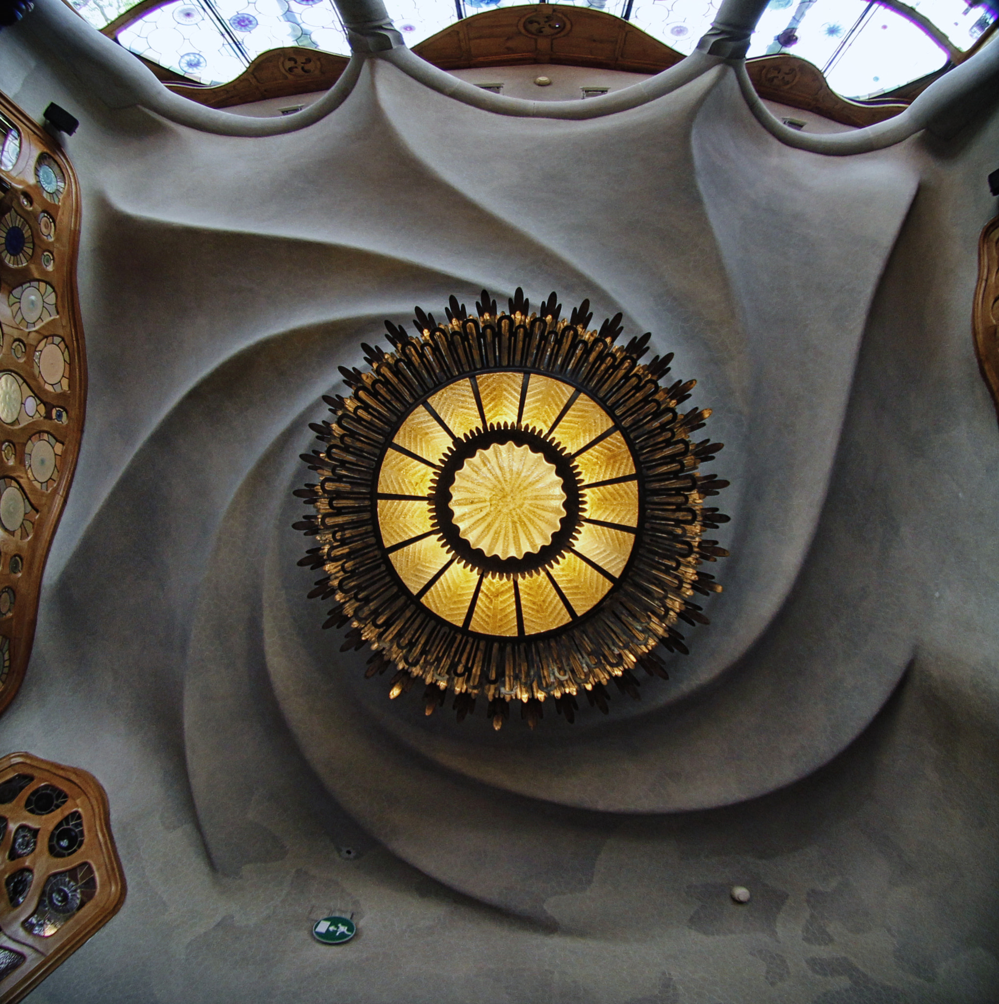 Sigma 4.5mm F2.8 EX DC HSM Circular Fisheye sample photo. Casa batllo lamp photography