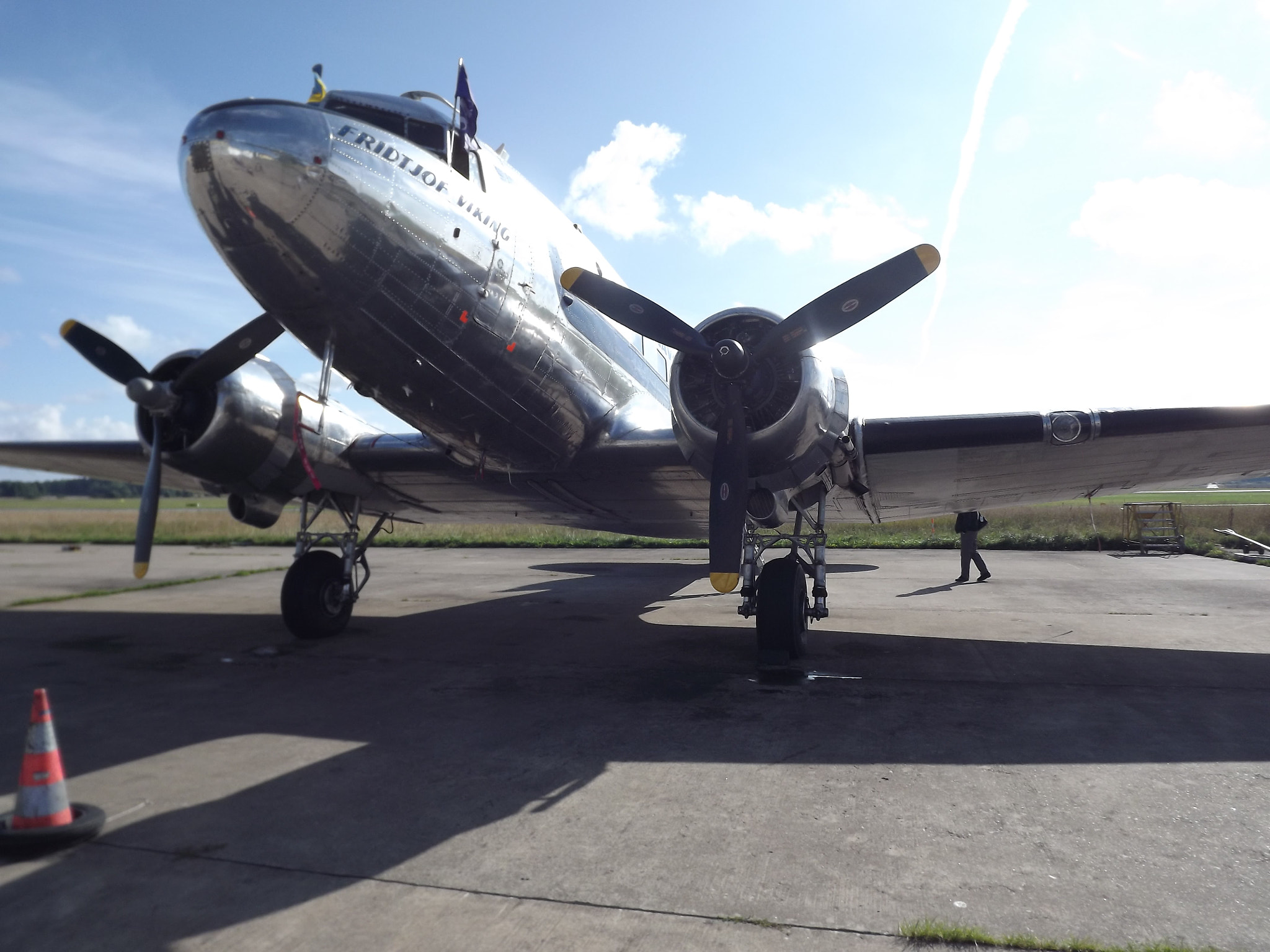 Fujifilm FinePix S3400 sample photo. Douglas dc-3 / c-47 vintage aircraft still flying photography