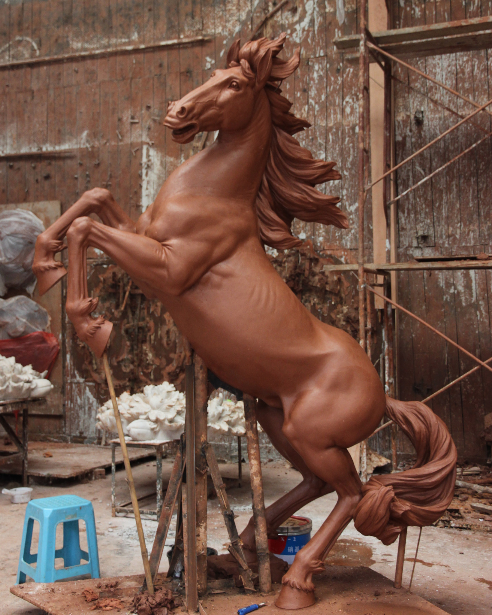 Canon EF-S 15-85mm F3.5-5.6 IS USM sample photo. Horse sculpture, making clay model photography