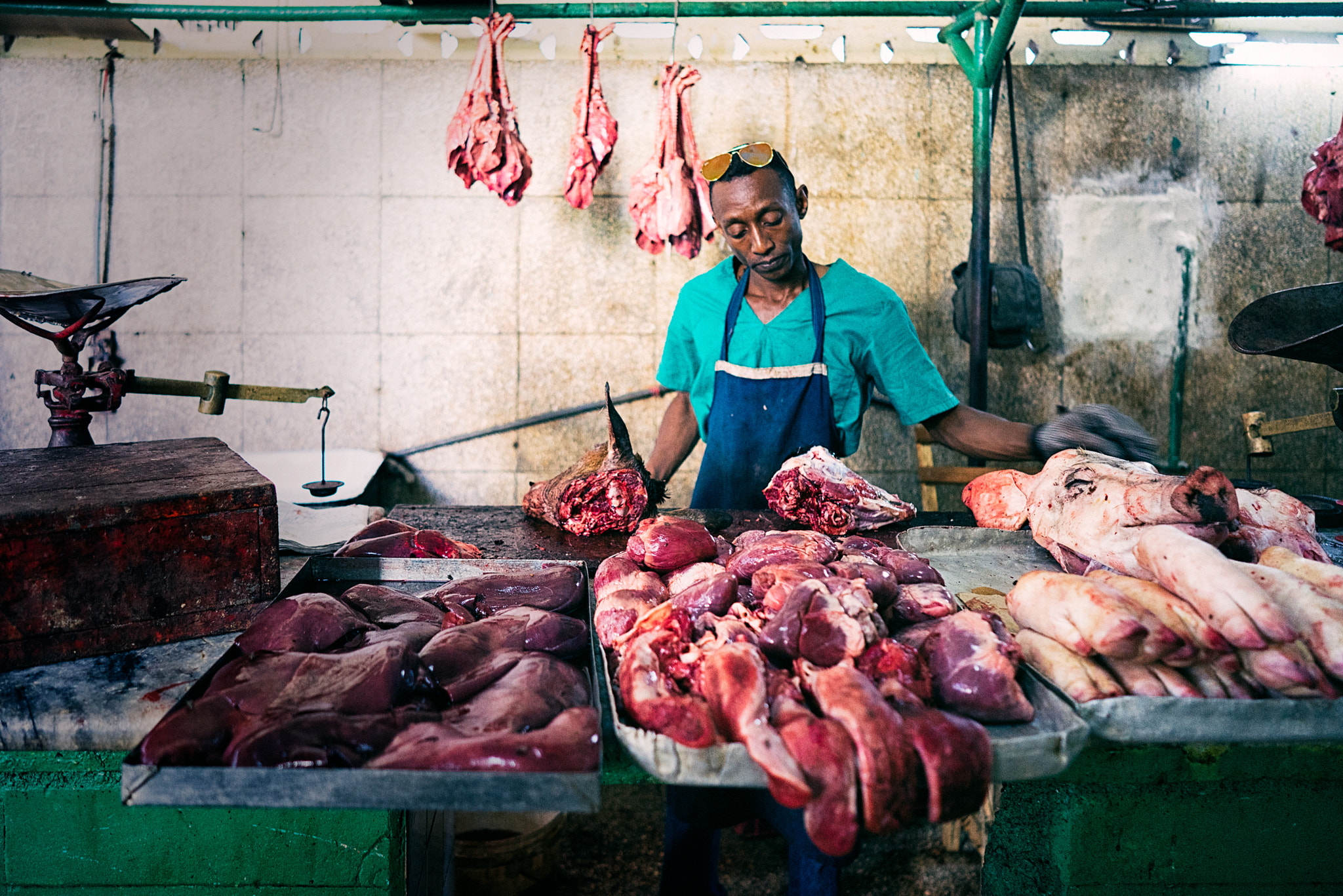 Sony a7R + ZEISS Batis 25mm F2 sample photo. Faces of cuba : havana meat market photography