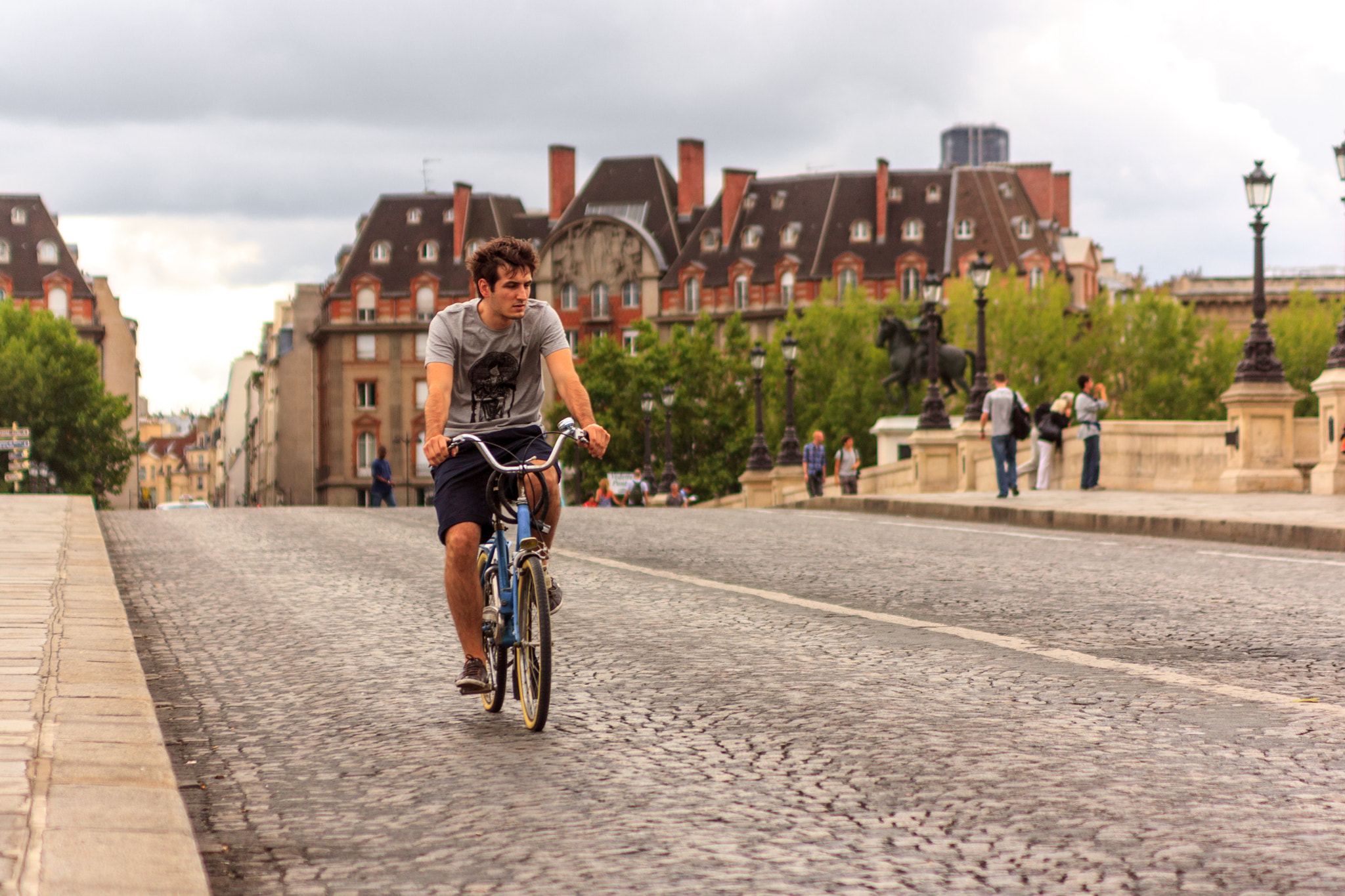 Canon EOS 450D (EOS Rebel XSi / EOS Kiss X2) sample photo. Paris by bike photography