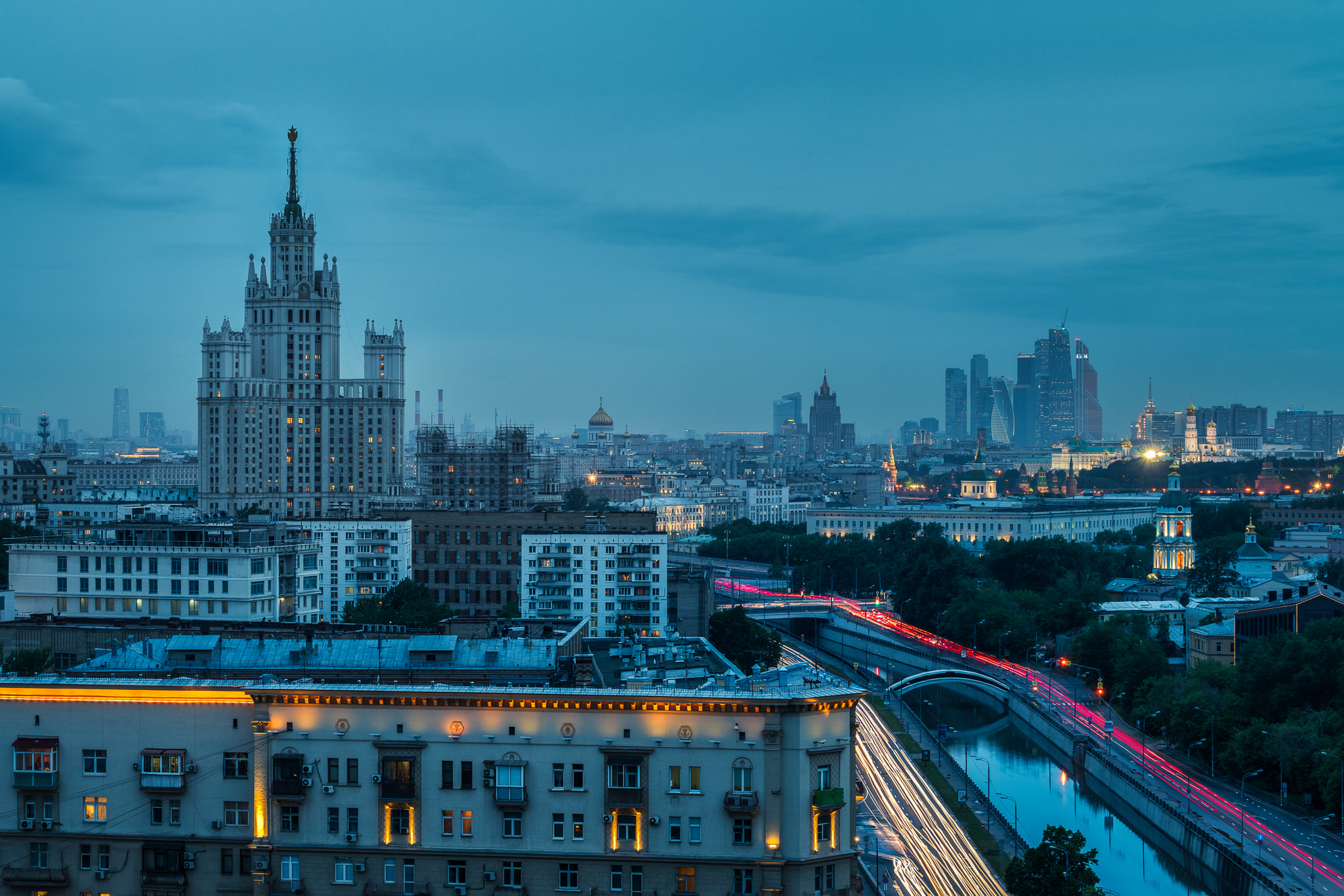 Sony a7R II + Sony 70-400mm F4-5.6 G SSM II sample photo. Rooftops of moscow photography
