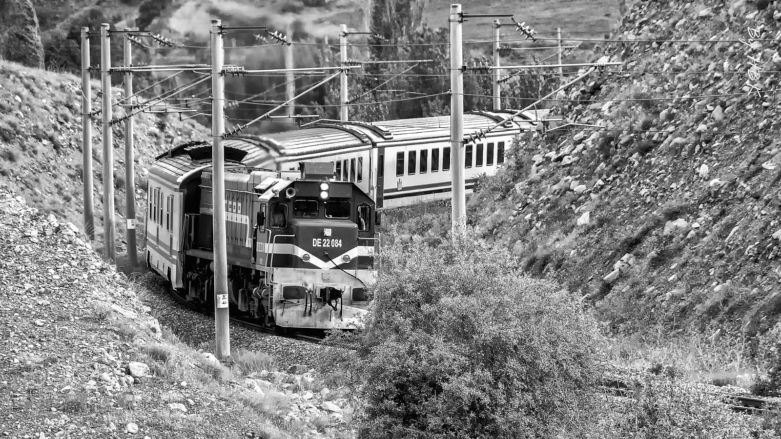 Samsung NX300 + Samsung NX 50-200mm F4-5.6 ED OIS sample photo. Train photography
