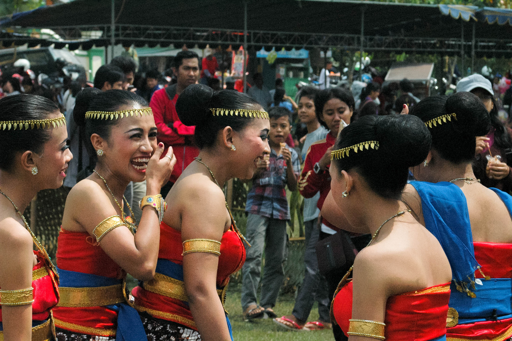 Nikon D70 + AF Zoom-Nikkor 28-100mm f/3.5-5.6G sample photo. Smiling dancer photography