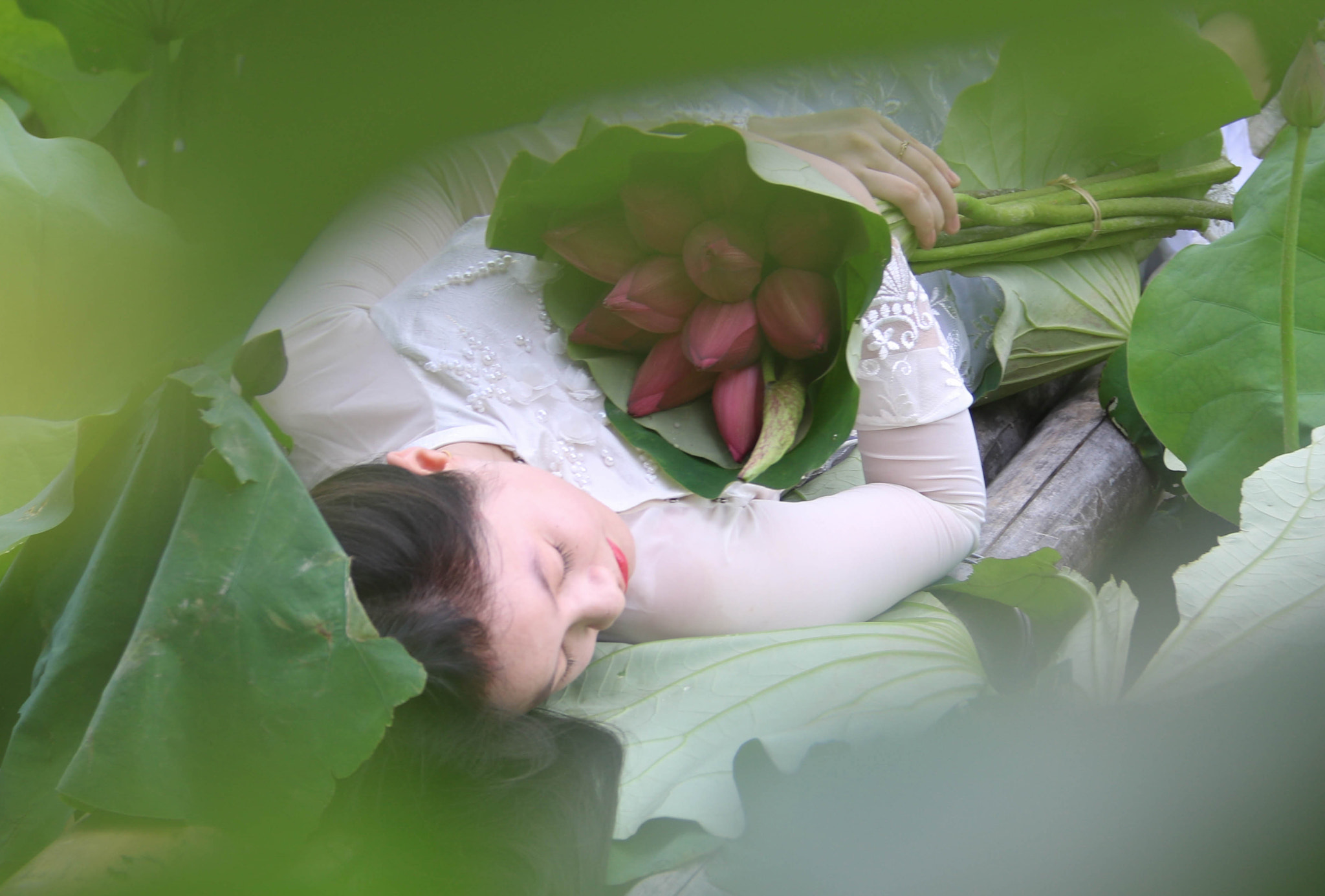 Canon EOS 760D (EOS Rebel T6s / EOS 8000D) + Canon EF 70-200mm F4L USM sample photo. Girl in lotus pond photography