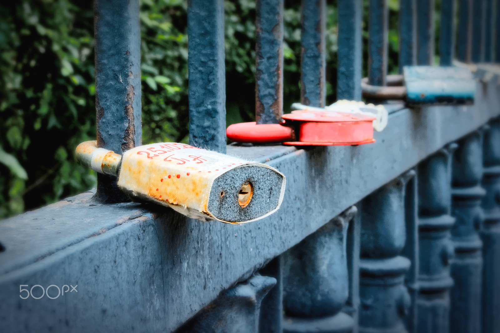 AF Zoom-Nikkor 28-70mm f/3.5-4.5D sample photo. Padlocks photography