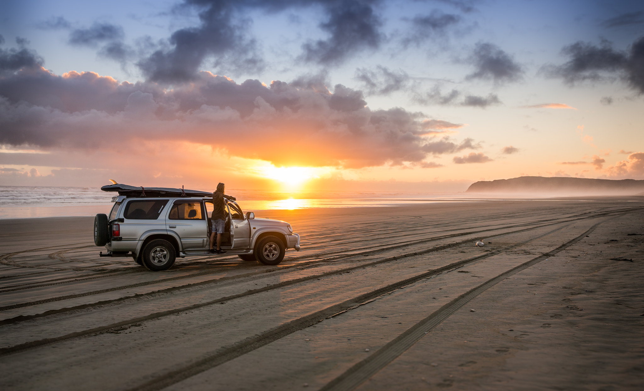 Sony Alpha NEX-6 + Sony Sonnar T* E 24mm F1.8 ZA sample photo. Mile beach sunset with eric the surfer photography