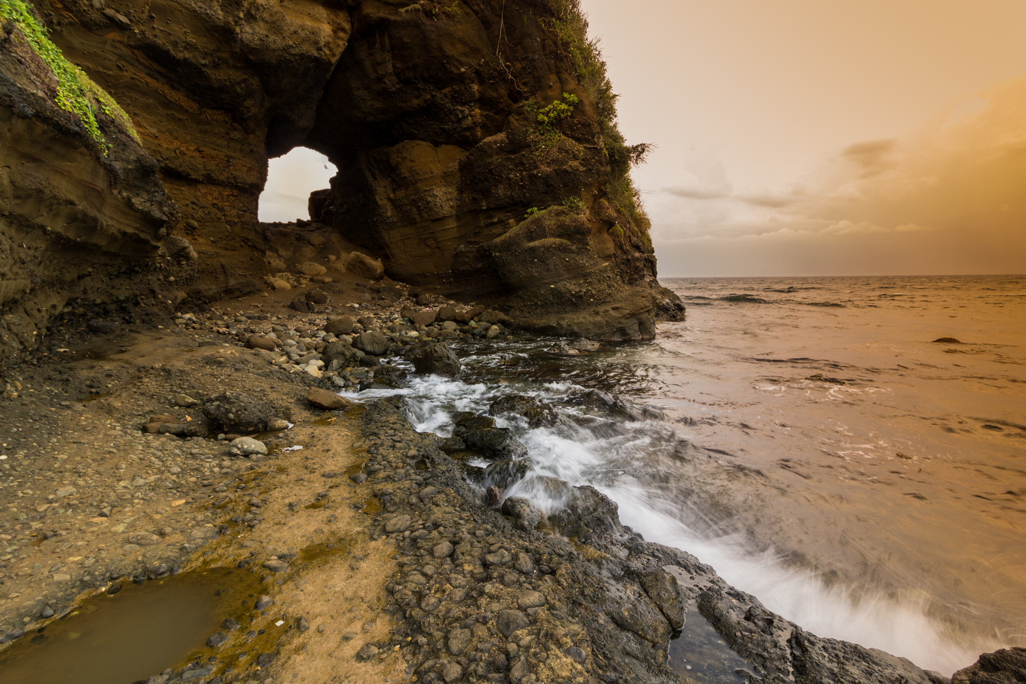 Canon EF-S 10-18mm F4.5–5.6 IS STM sample photo. Hole in the wall photography