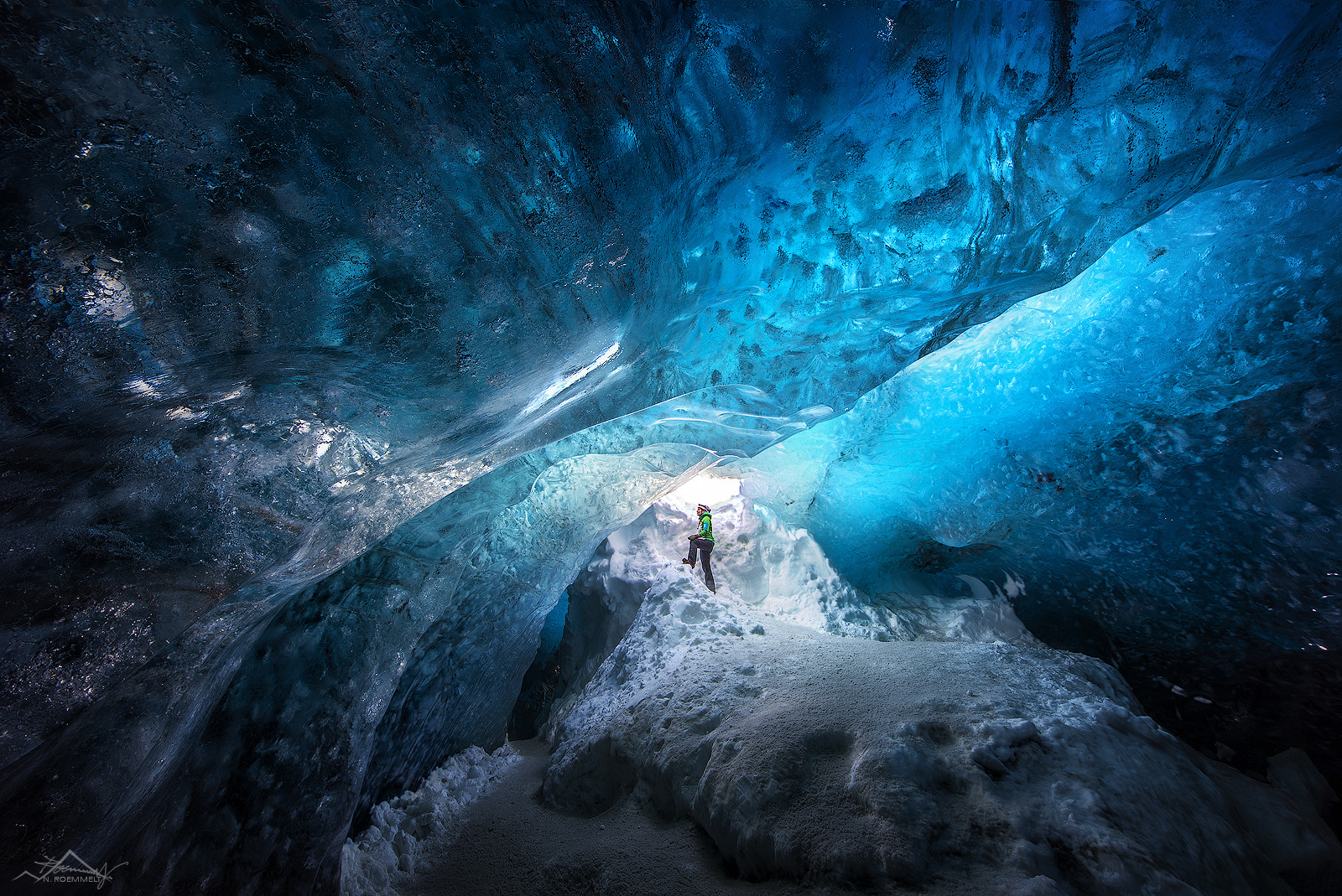 Canon EF 11-24mm F4L USM sample photo. In the heart of the glacier photography