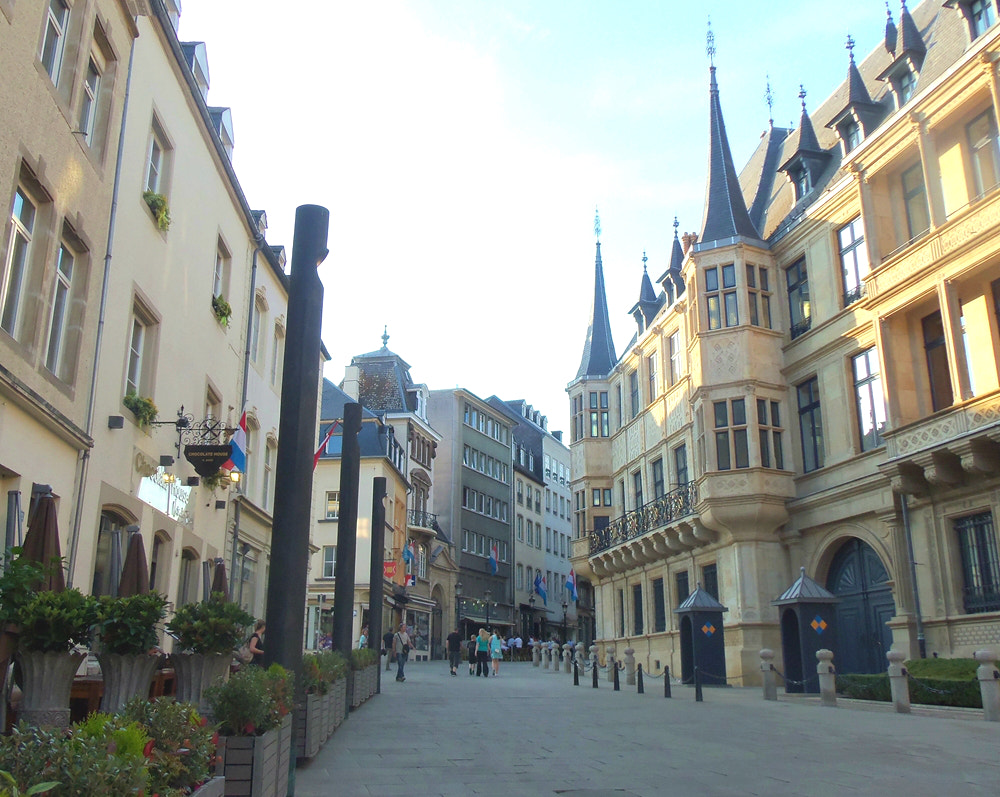 Kodak EASYSHARE M580 DIGITAL CAMERA sample photo. Rue de marche-aux-herbes photography