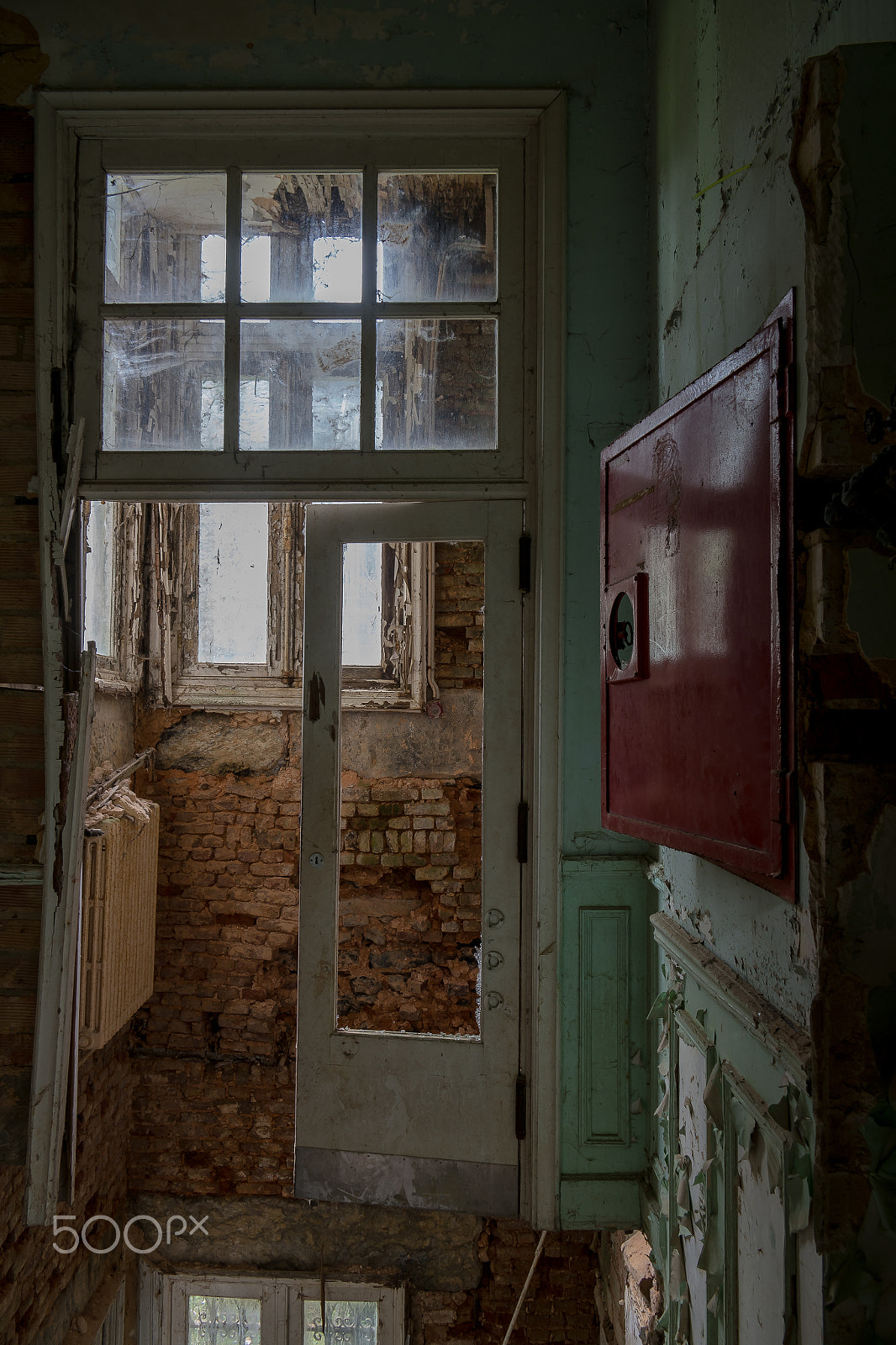 Samsung NX 18-200mm F3.5-6.3 ED OIS sample photo. The hanging door photography