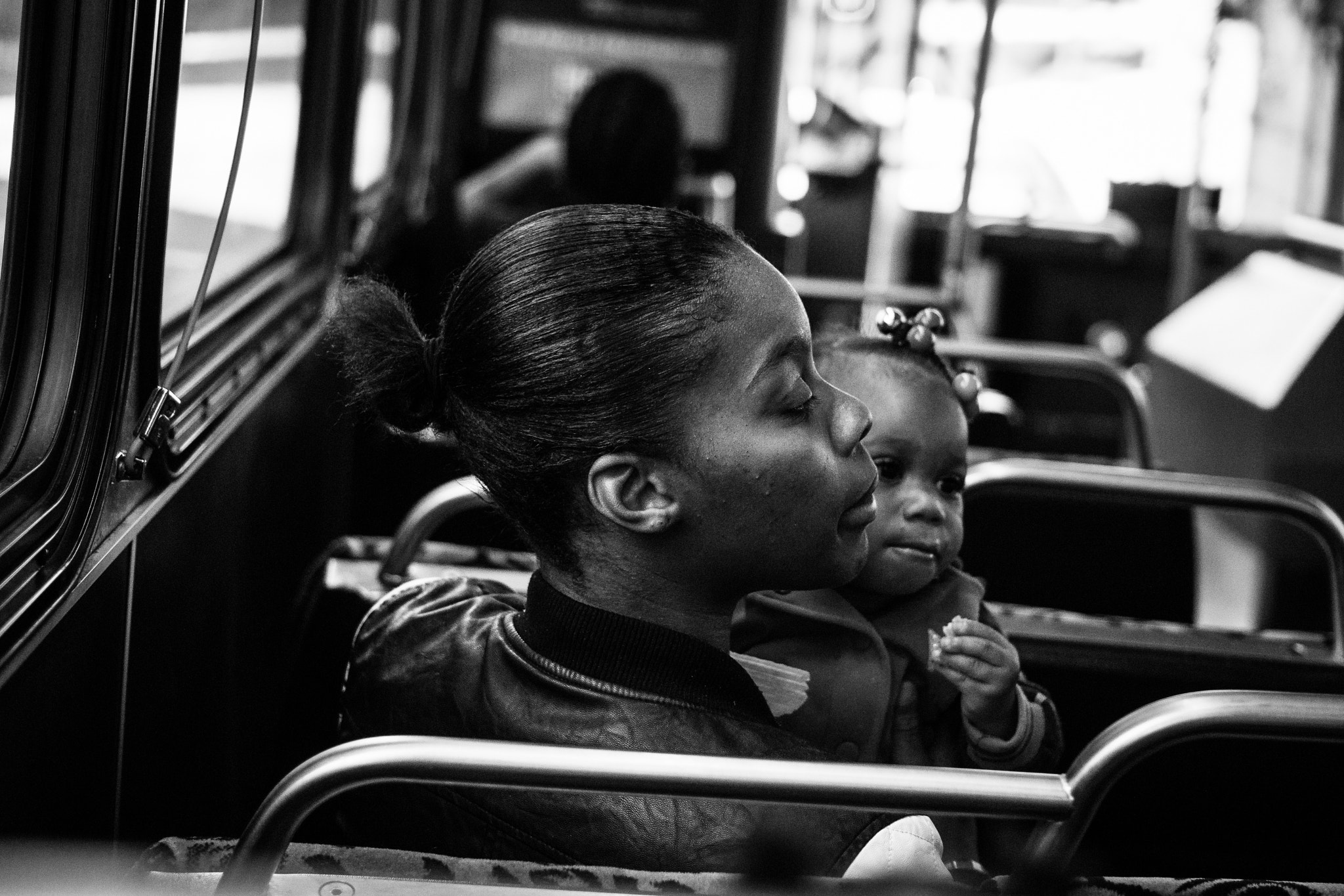 Sony a5100 + Sony E 35mm F1.8 OSS sample photo. Mother and child on bus, pittsburgh photography
