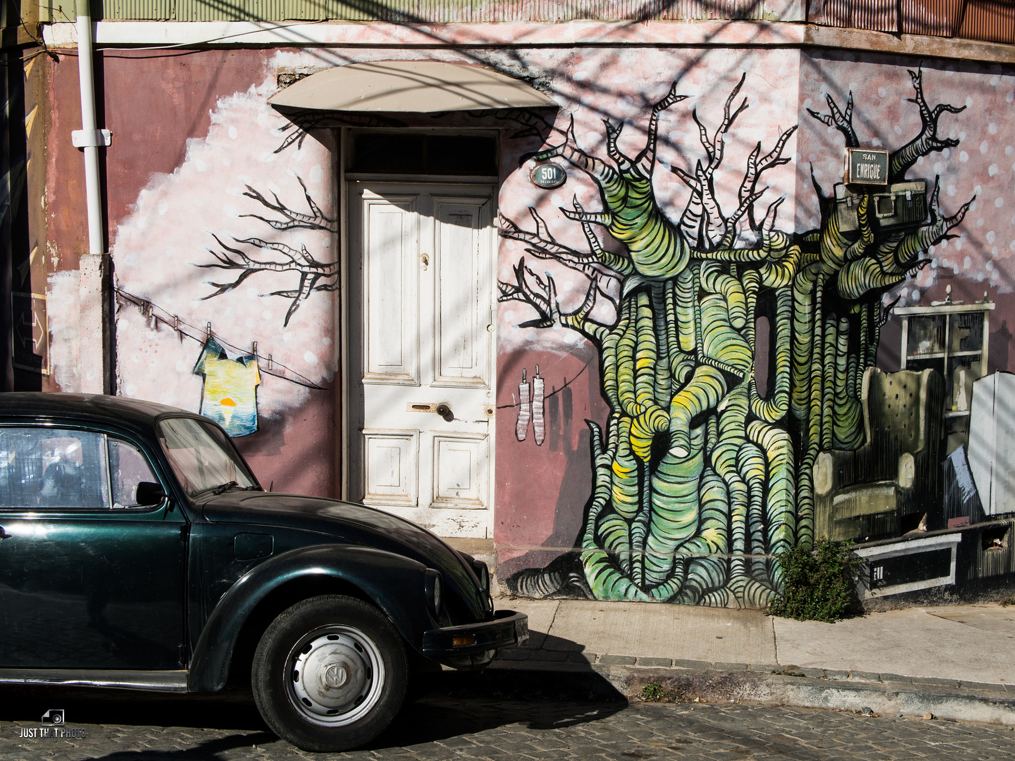 Olympus OM-D E-M5 + LUMIX G 25/F1.7 sample photo. Valparaiso doors  photography