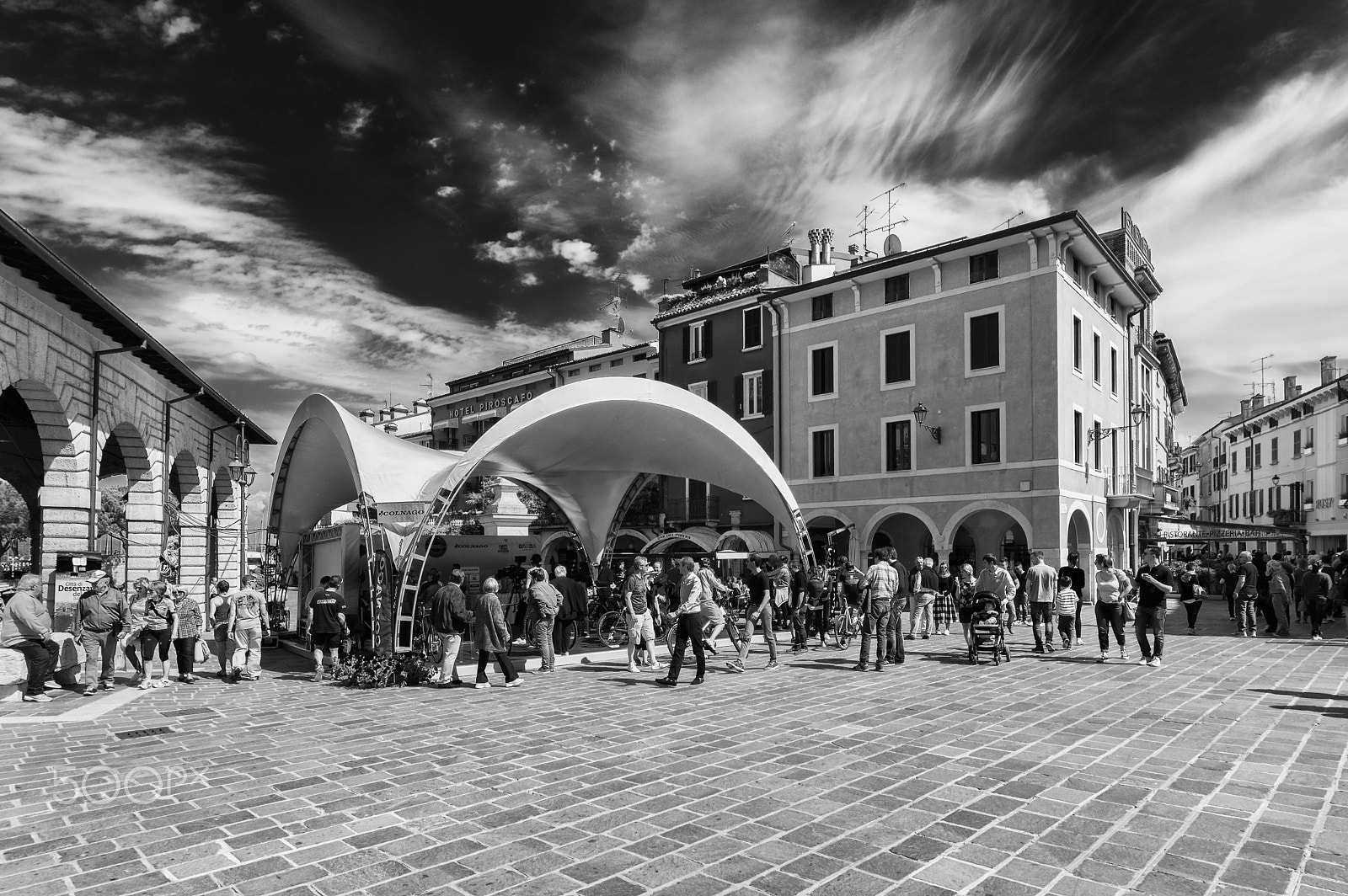 Samsung/Schneider D-XENON 12-24mm F4 ED AL [IF] sample photo. Colnago cycling festival photography