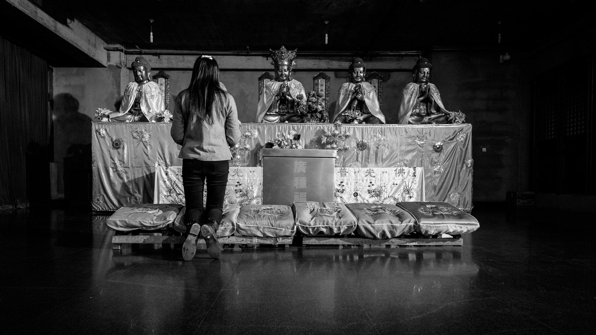 Fujifilm X-T1 + ZEISS Touit 12mm F2.8 sample photo. Woman praying at jing'an temple photography