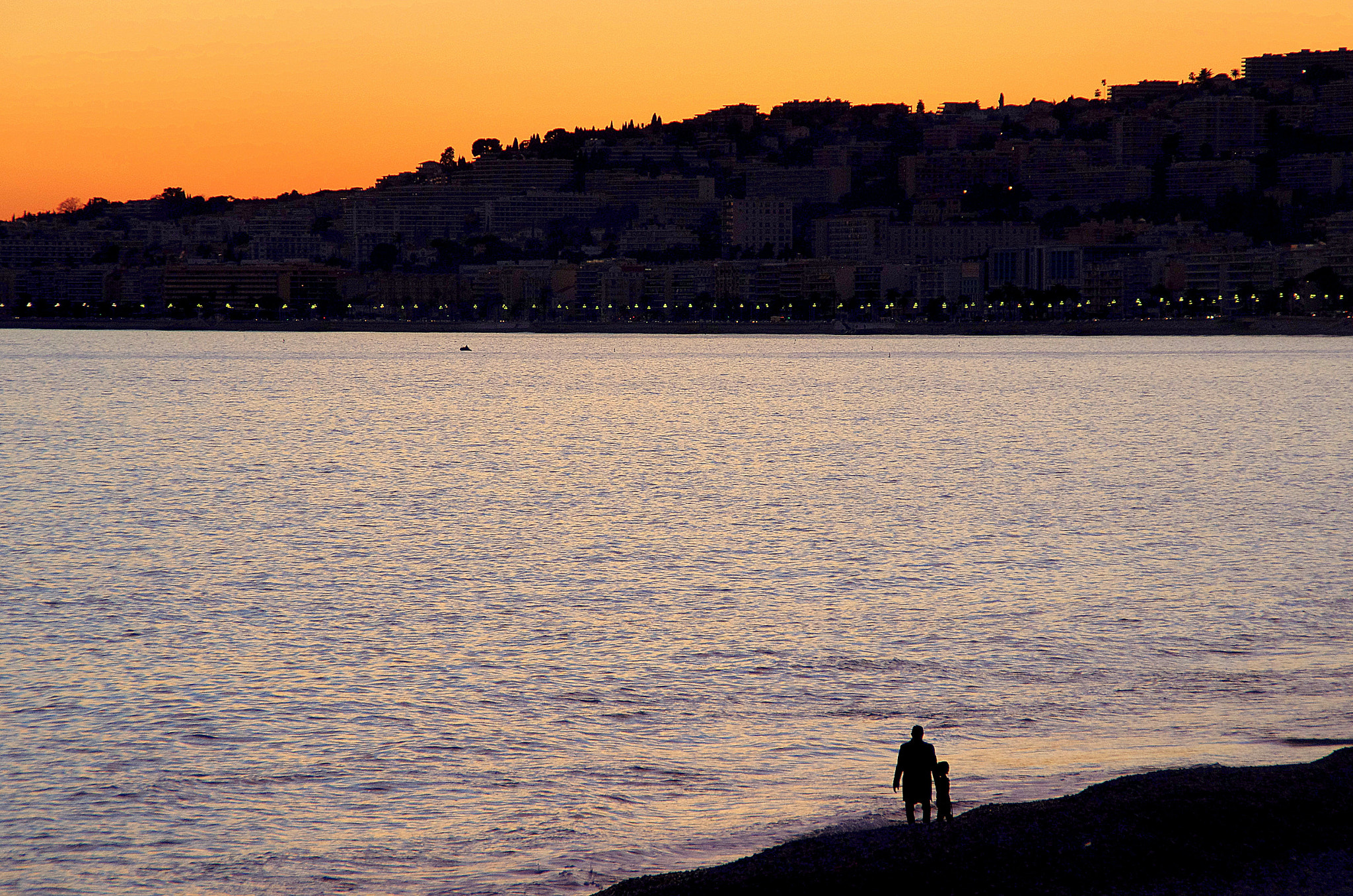 Tamron AF 18-200mm F3.5-6.3 XR Di II LD Aspherical (IF) Macro sample photo. Golden sunset at the beach photography