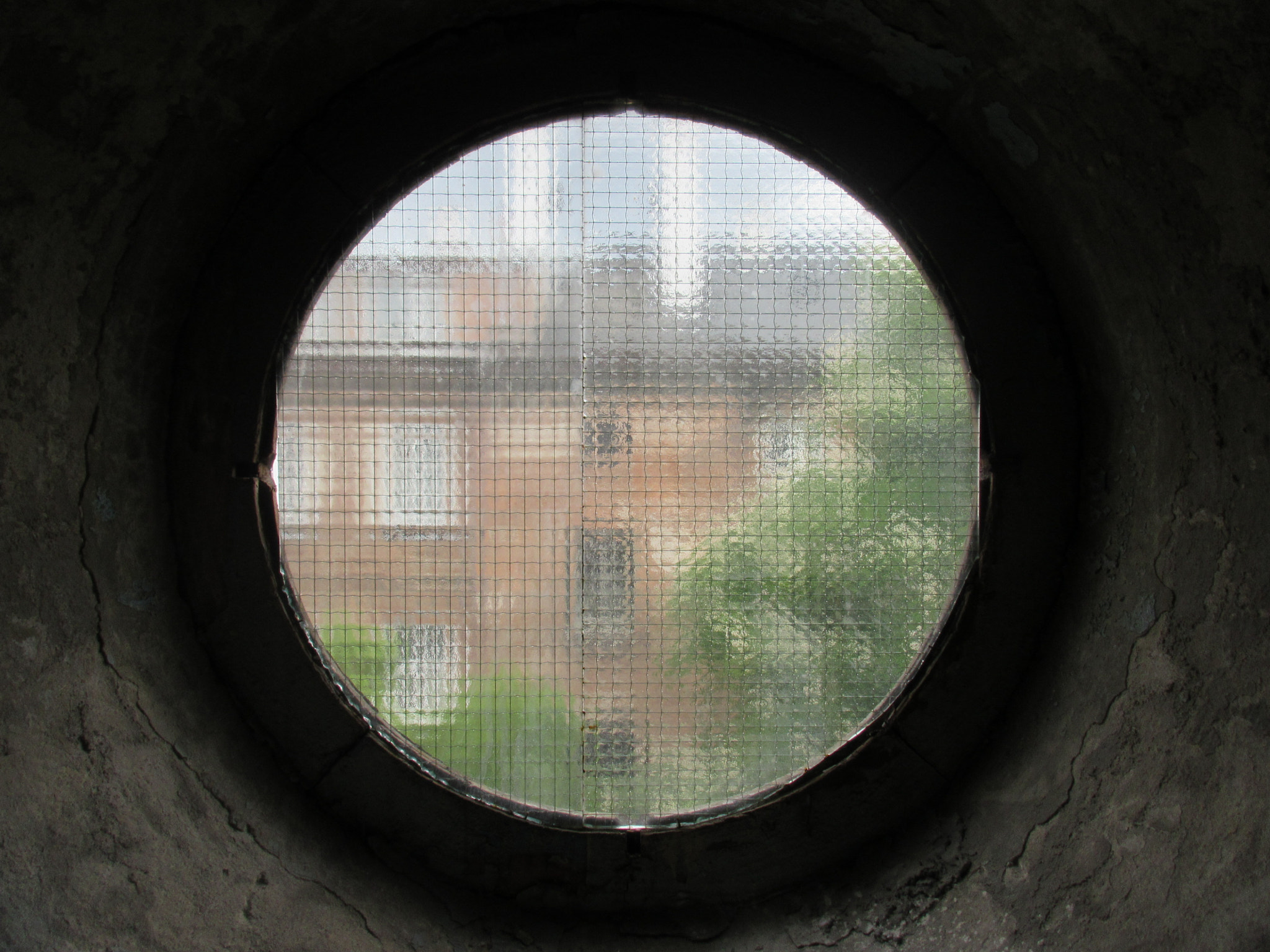 Canon PowerShot ELPH 340 HS (IXUS 265 HS / IXY 630) sample photo. Wire glass photography