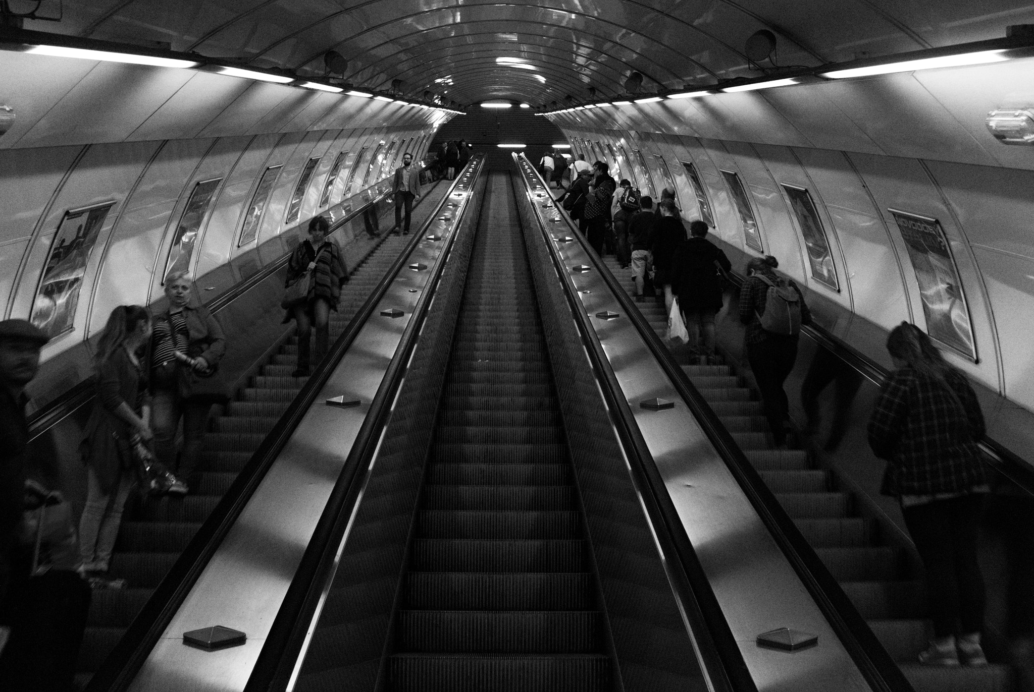 18.00 - 55.00 mm f/3.5 - 5.6 sample photo. Metro. photography