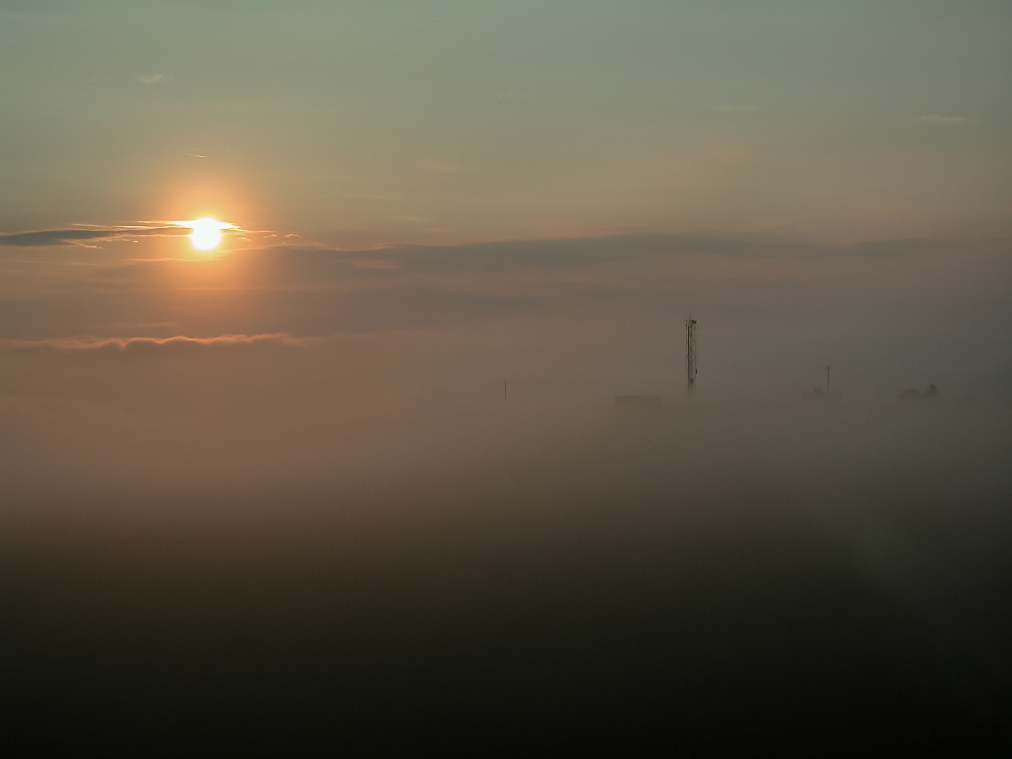 Nikon E990 sample photo. Misty sunrise photography
