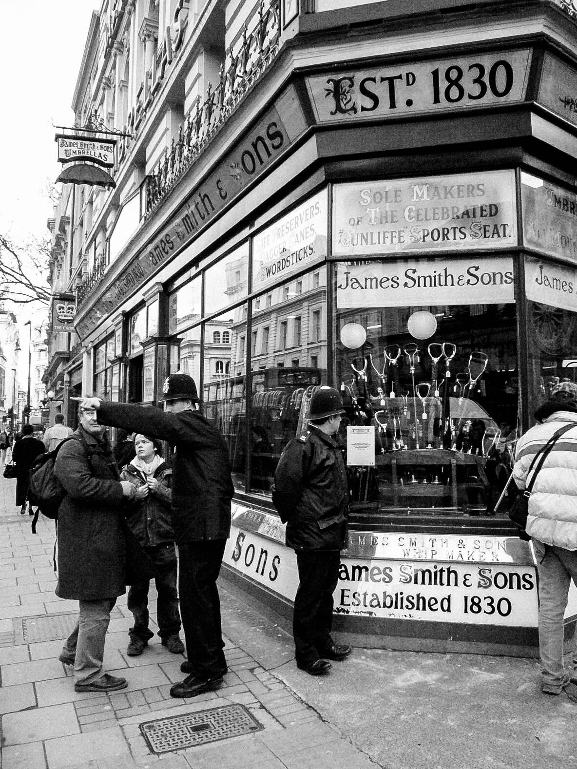 Leica C-LUX 1 sample photo. London. street scene 1 photography