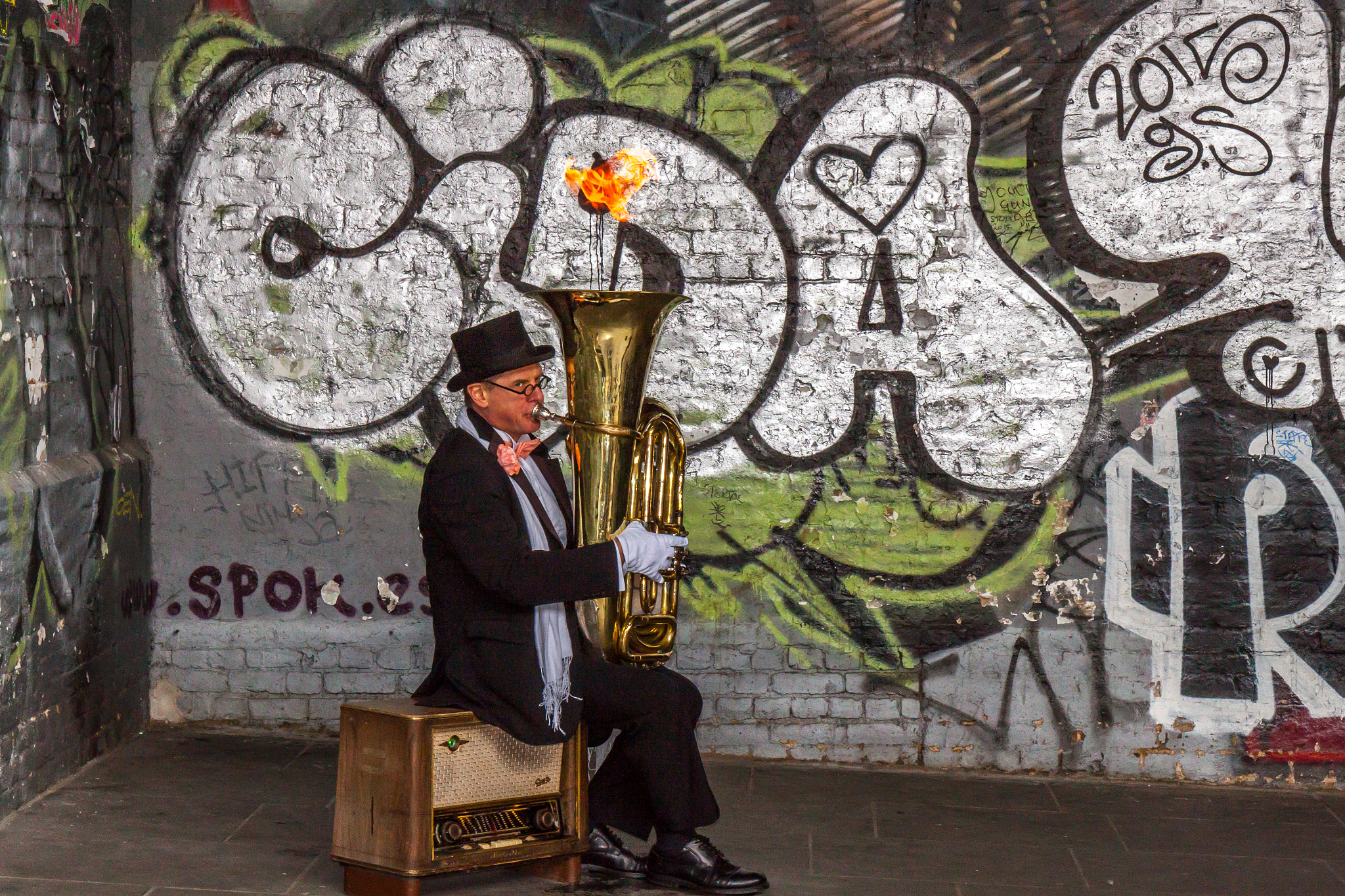 Canon EF 24-70mm F4L IS USM sample photo. Street entertainer, london photography