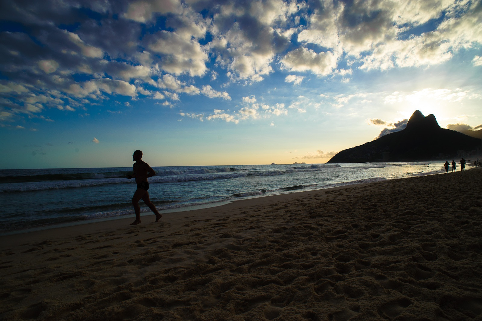 Nikon D700 + AF Nikkor 20mm f/2.8 sample photo. Sunset runner. photography