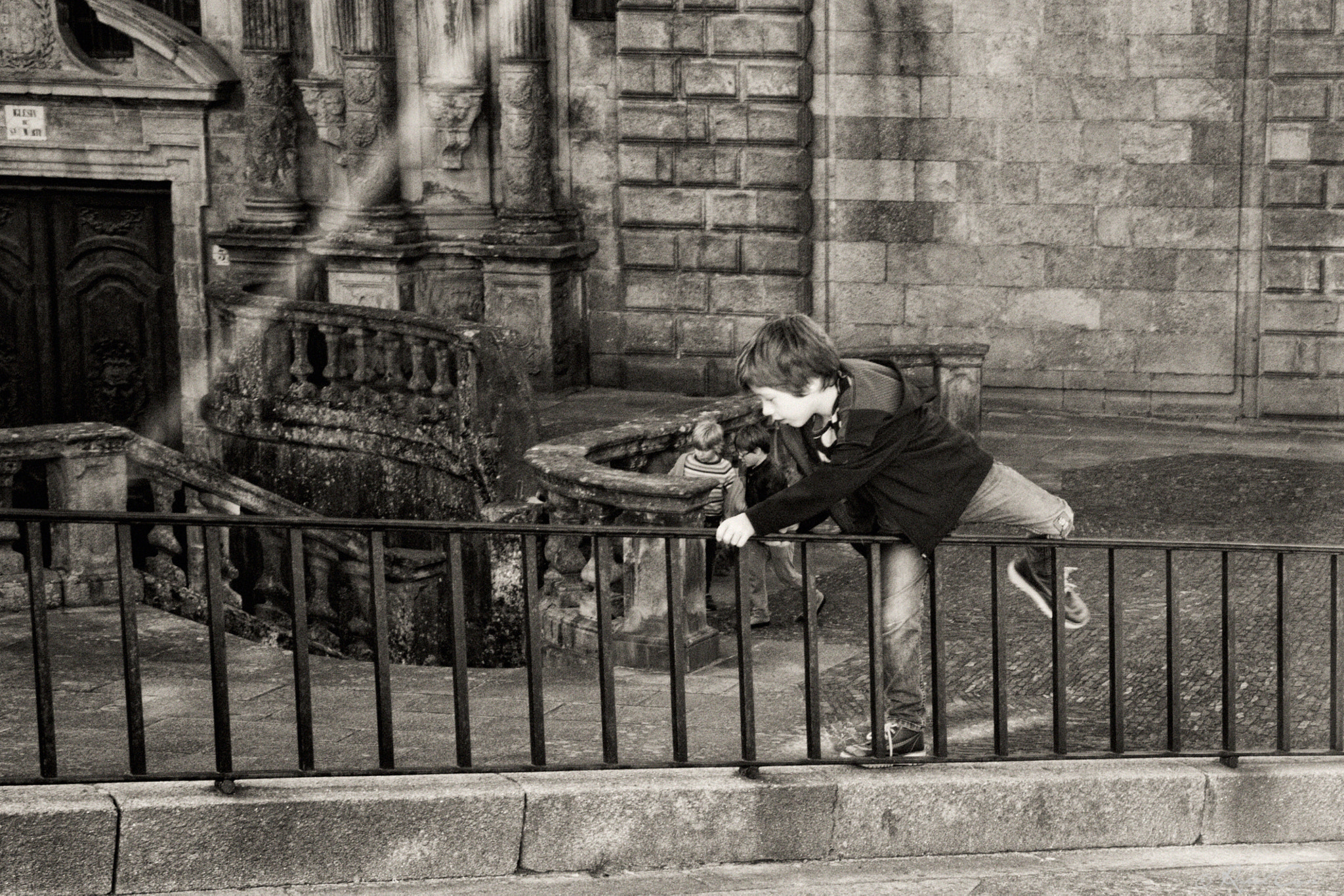 Nikon 1 J4 sample photo. Playing in the street. santiago de compostela photography