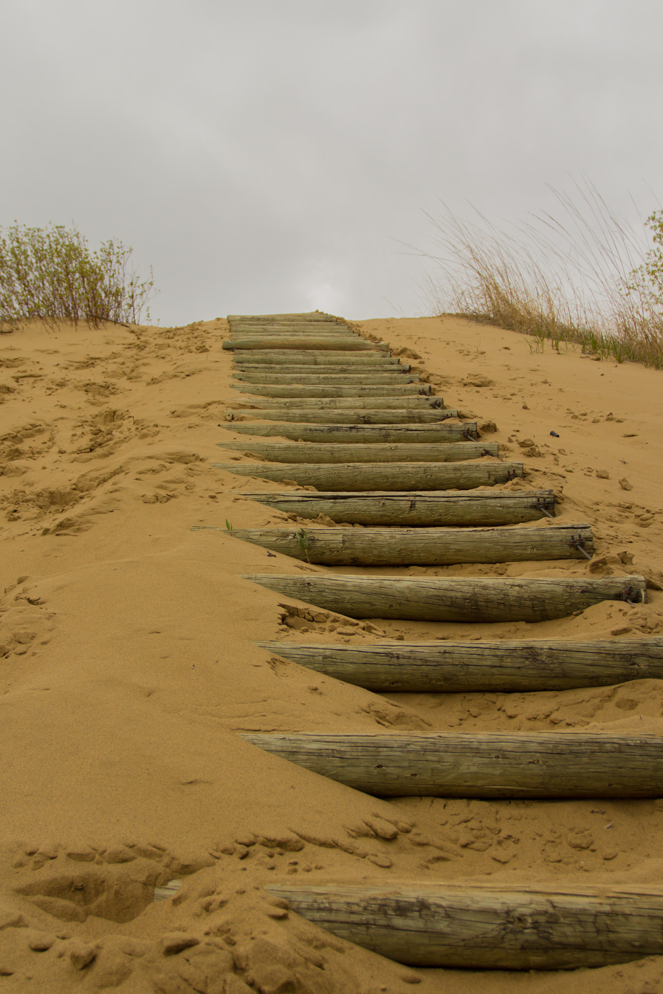 Canon EOS 1200D (EOS Rebel T5 / EOS Kiss X70 / EOS Hi) + Canon EF 17-40mm F4L USM sample photo. Stairs in the sand dunes photography